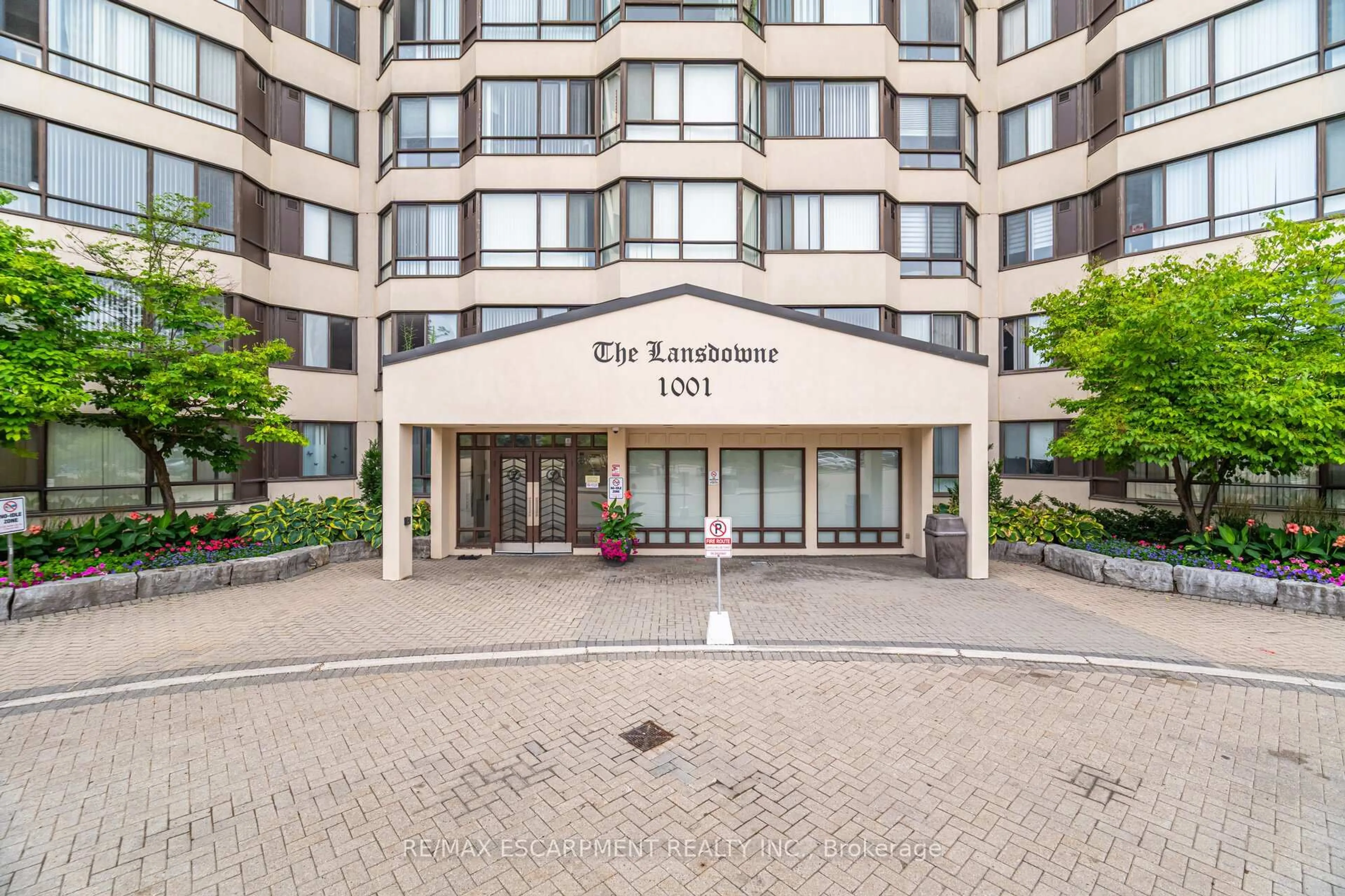 Indoor foyer for 1001 Cedarglen Gate #716, Mississauga Ontario L5C 4R2