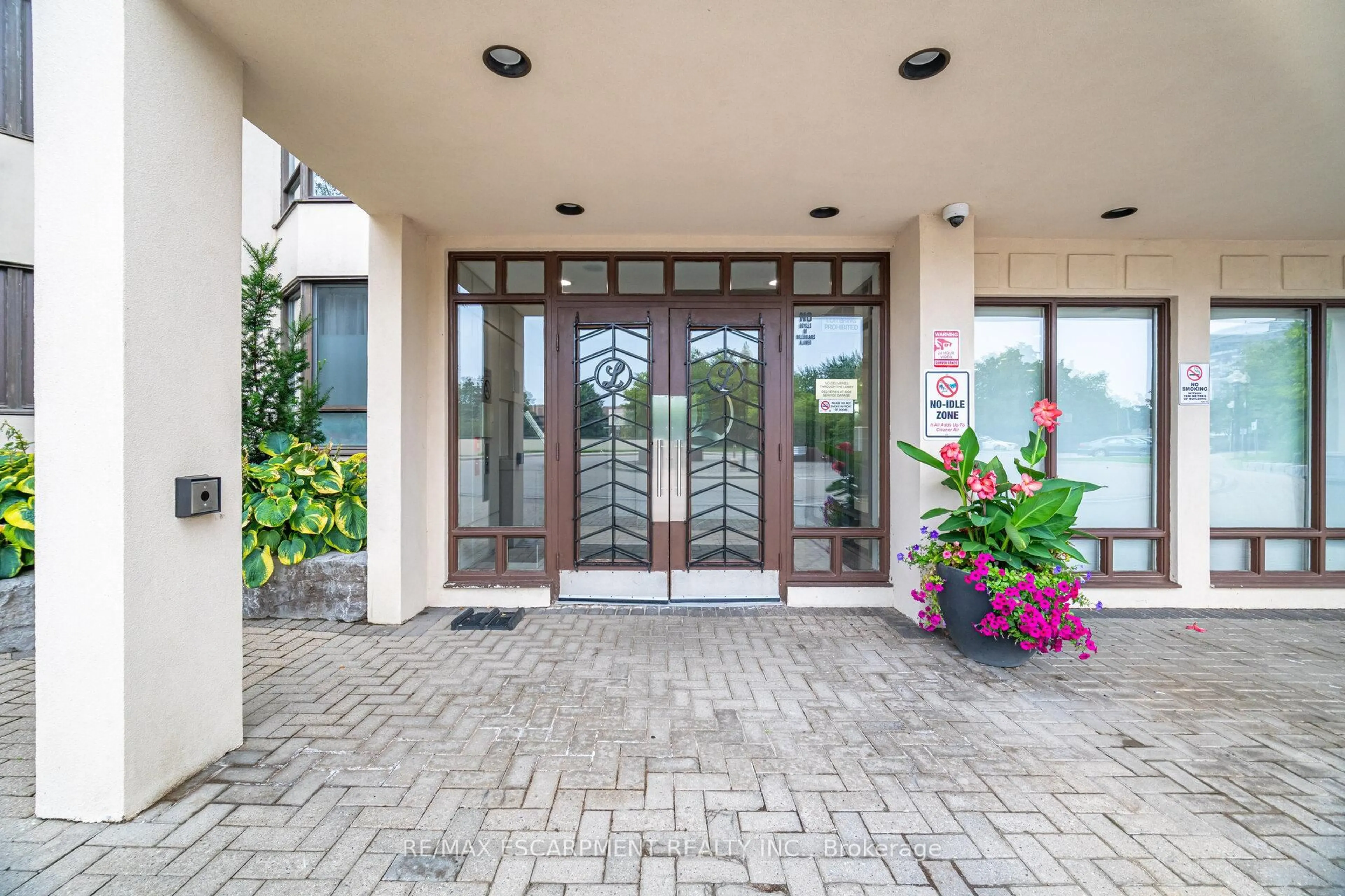 Indoor foyer for 1001 Cedarglen Gate #716, Mississauga Ontario L5C 4R2