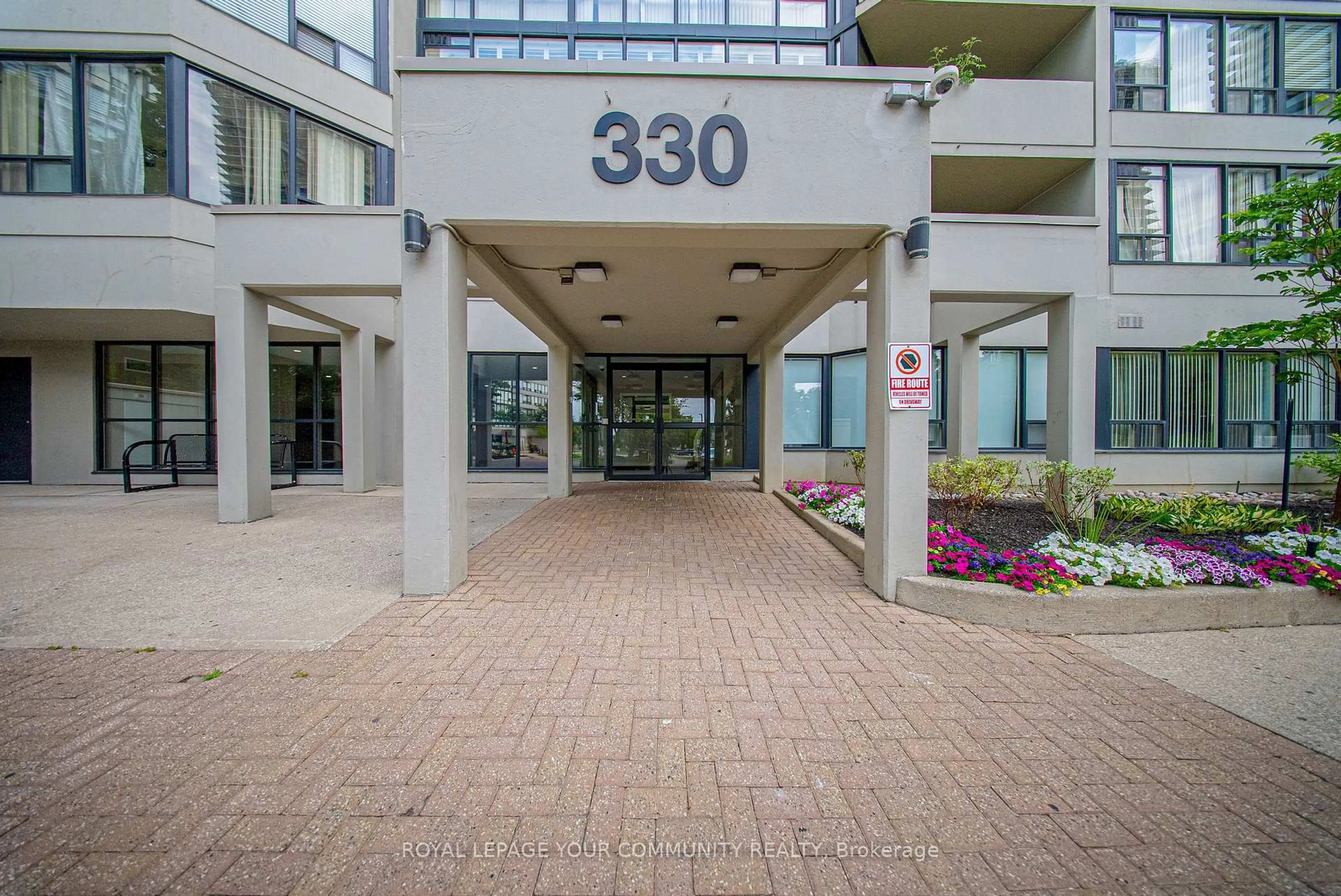 Indoor foyer for 330 Rathburn Rd #1404, Mississauga Ontario L5B 3Y1