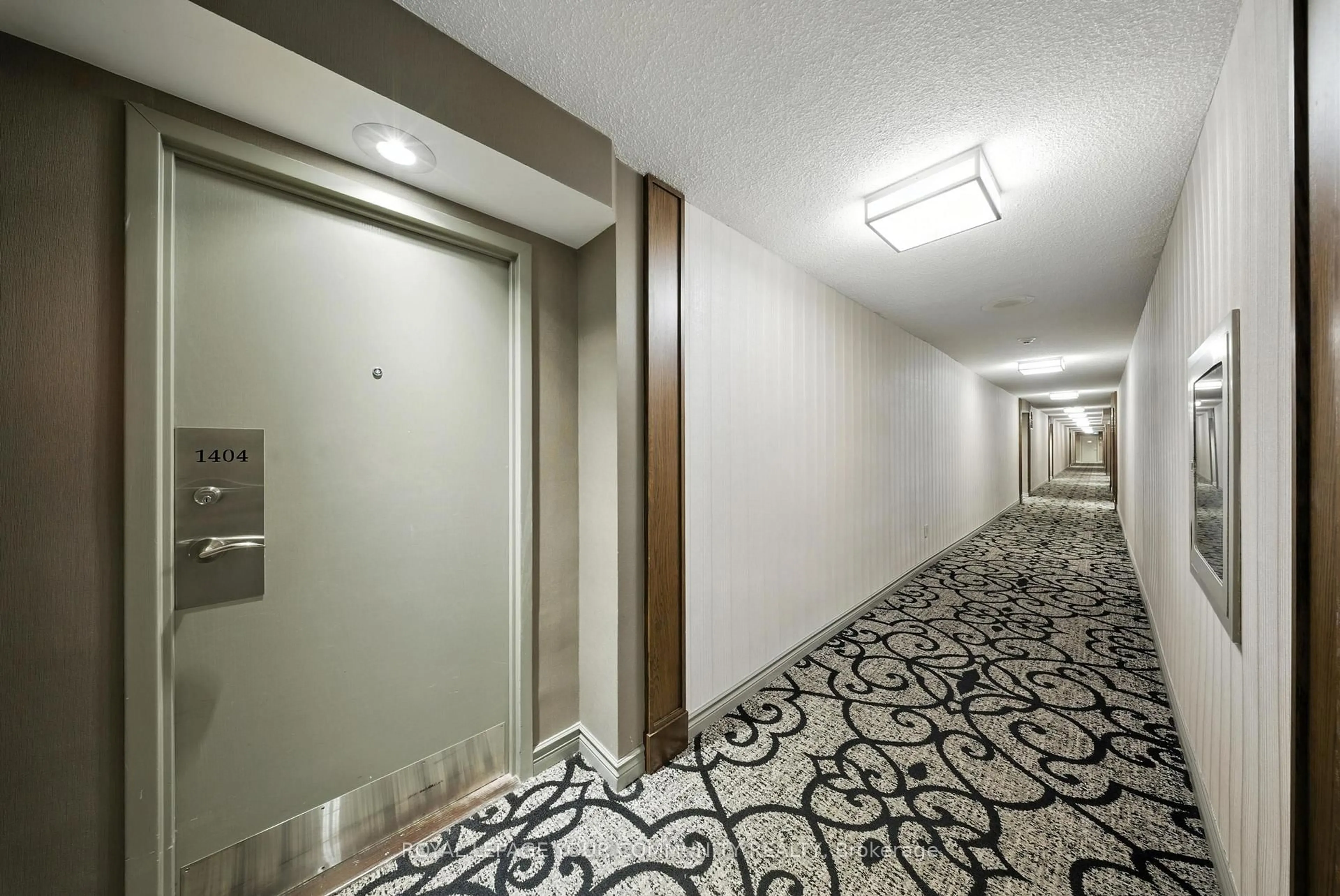 Indoor foyer for 330 Rathburn Rd #1404, Mississauga Ontario L5B 3Y1