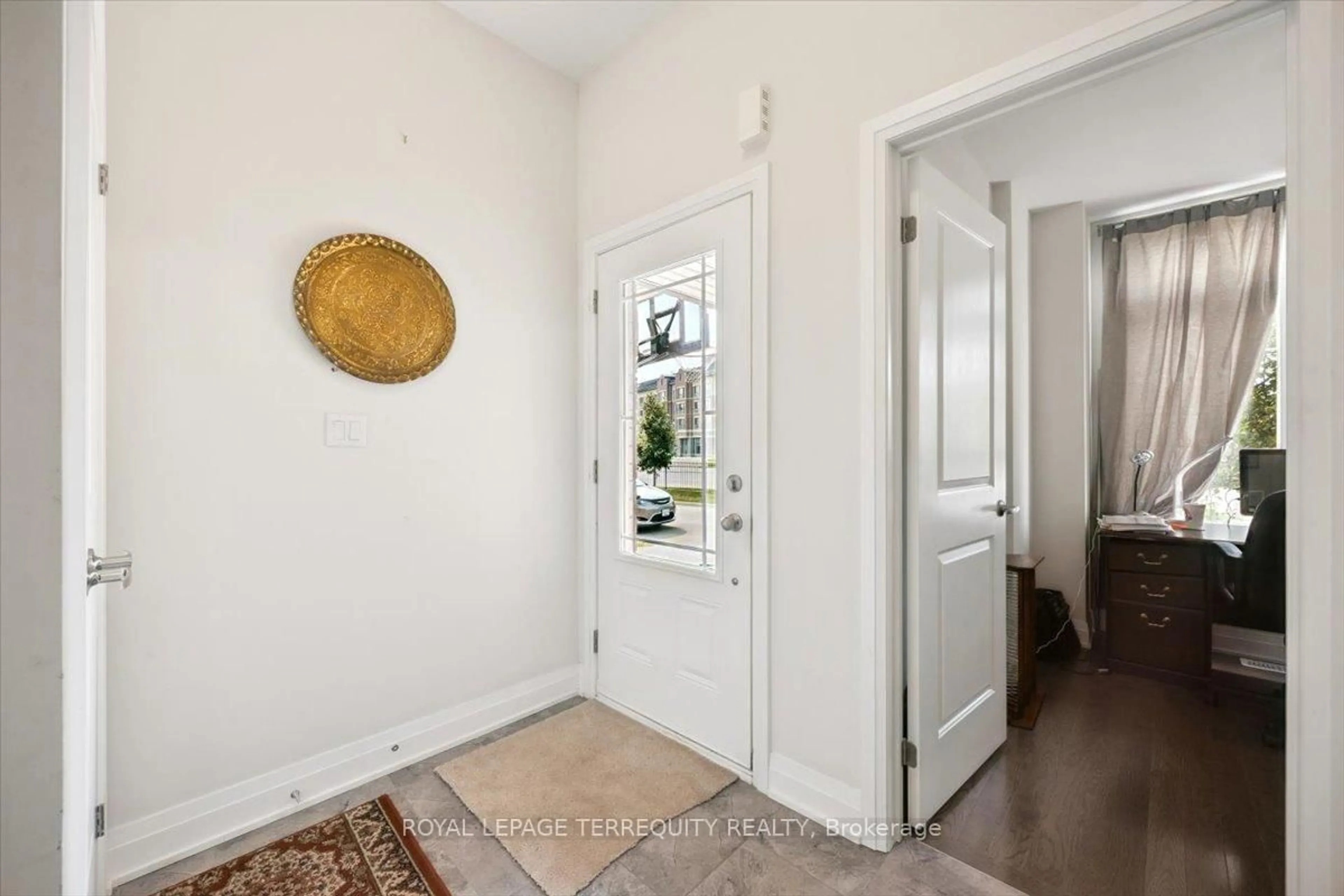 Indoor entryway for 9 Oliana Way, Brampton Ontario L6Y 6G8