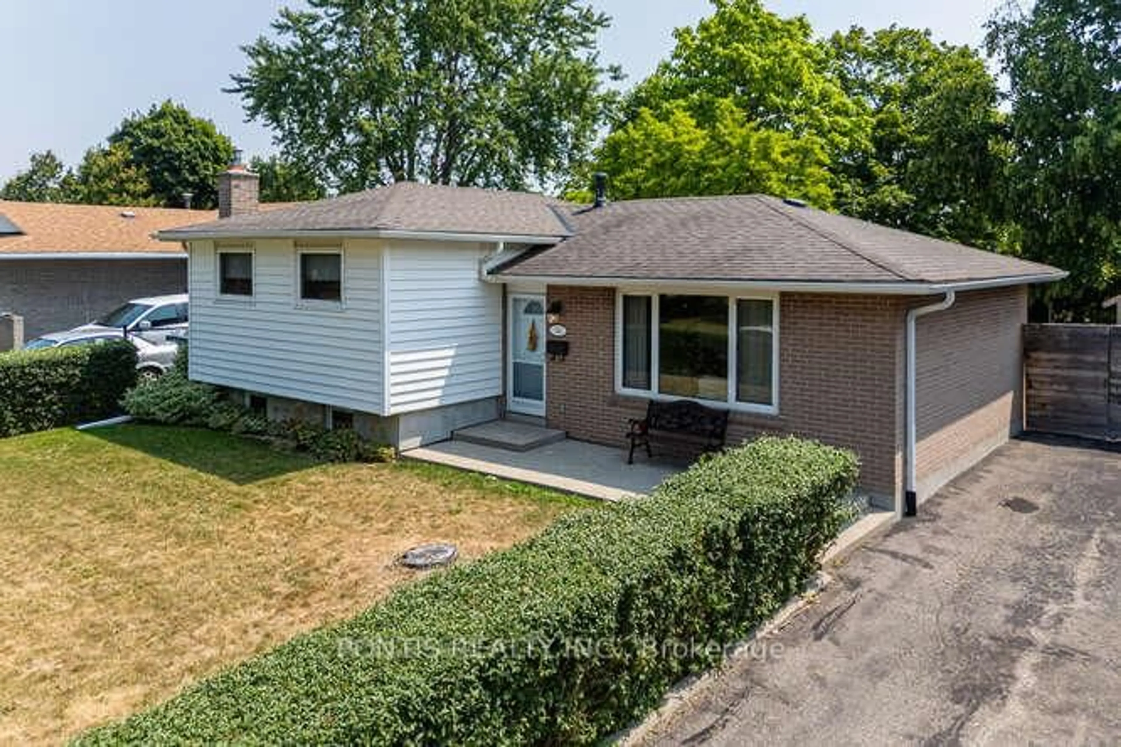 A pic from outside/outdoor area/front of a property/back of a property/a pic from drone, street for 140 FOLKSTONE Cres, Brampton Ontario L6T 3M5