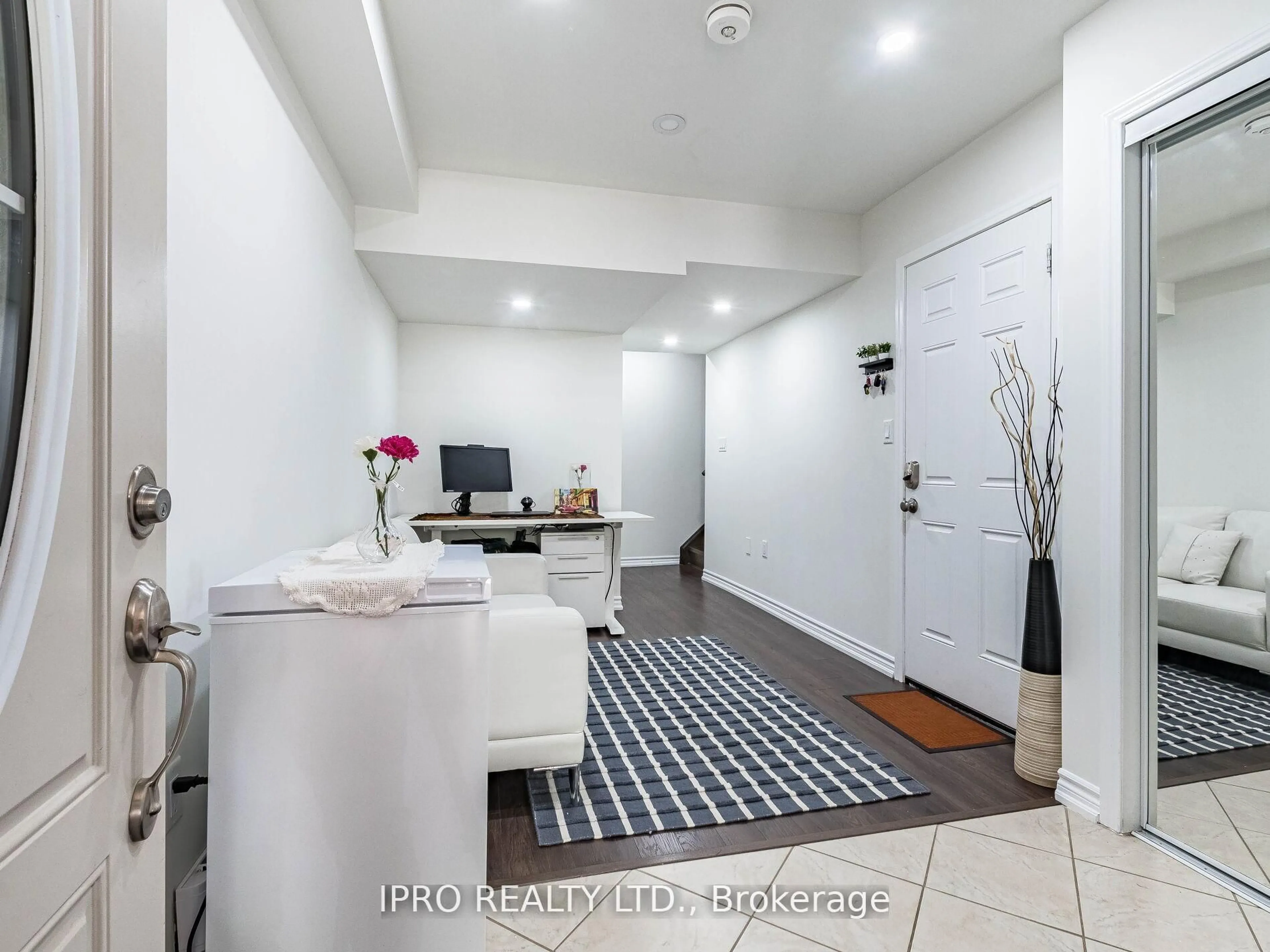 Indoor foyer for 581 Allport Gate, Milton Ontario L9T 9J5