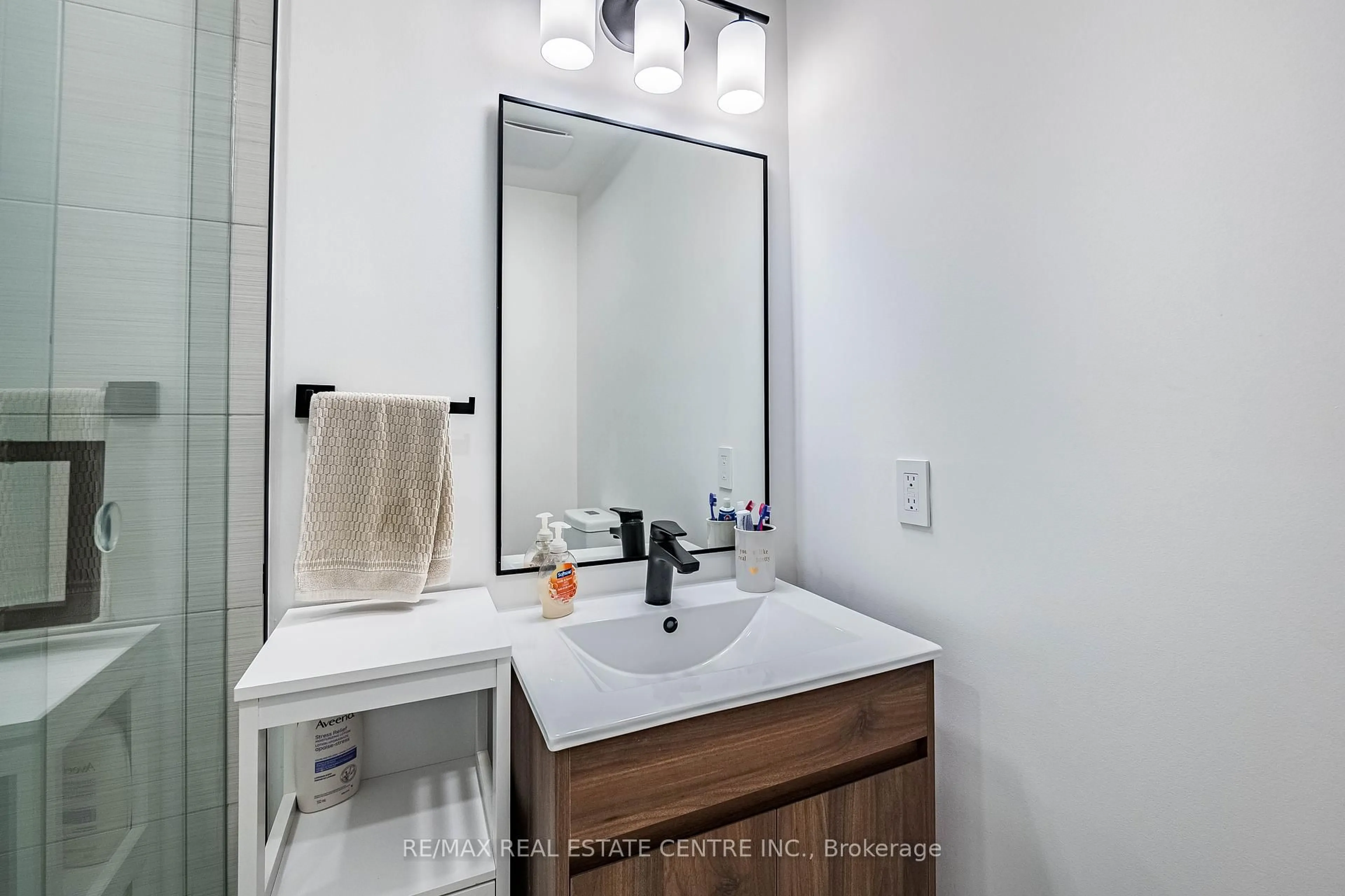Standard bathroom, ceramic/tile floor for 5080 Fairview St #42, Burlington Ontario L7L 7G1