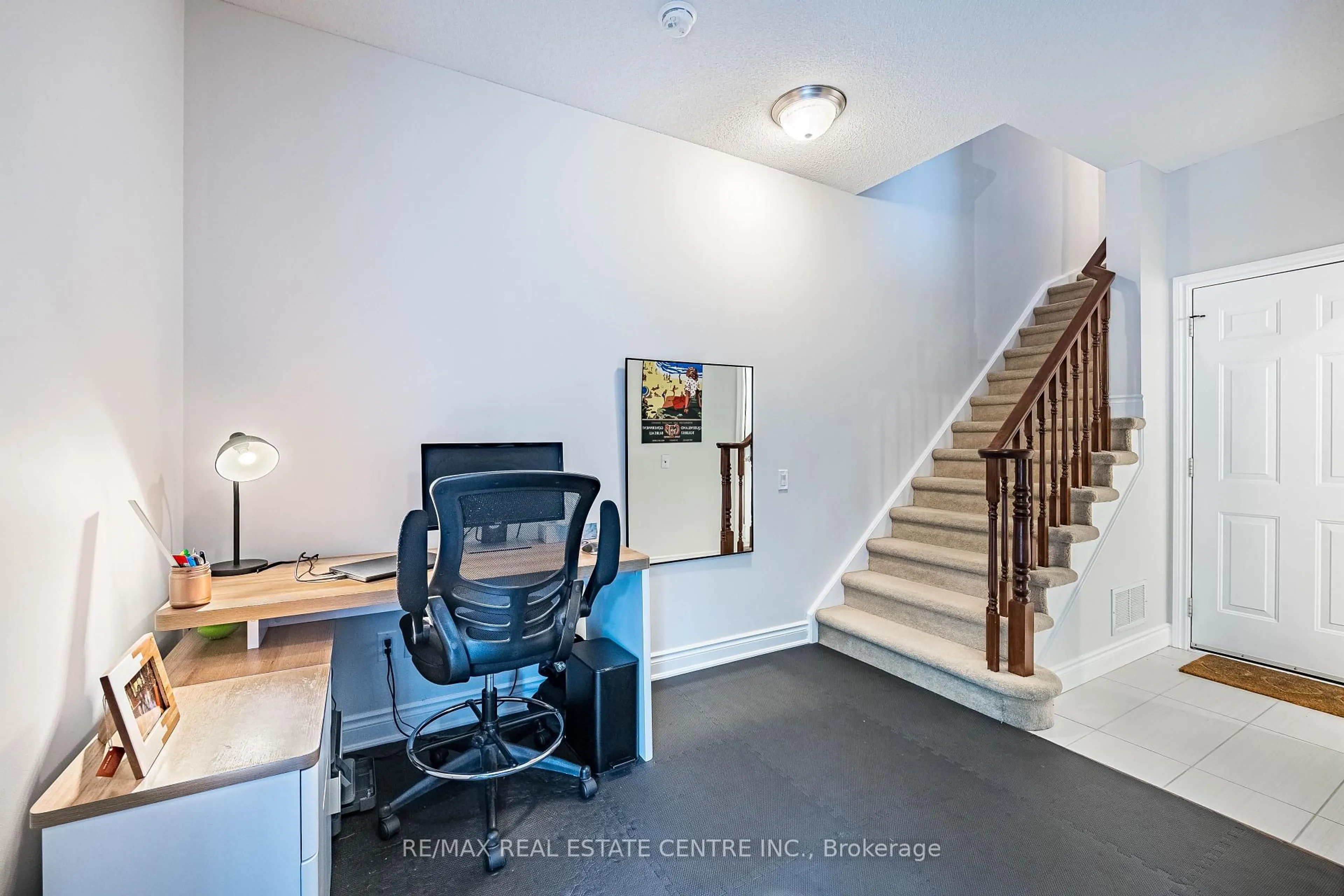 Indoor foyer for 5080 Fairview St #42, Burlington Ontario L7L 7G1