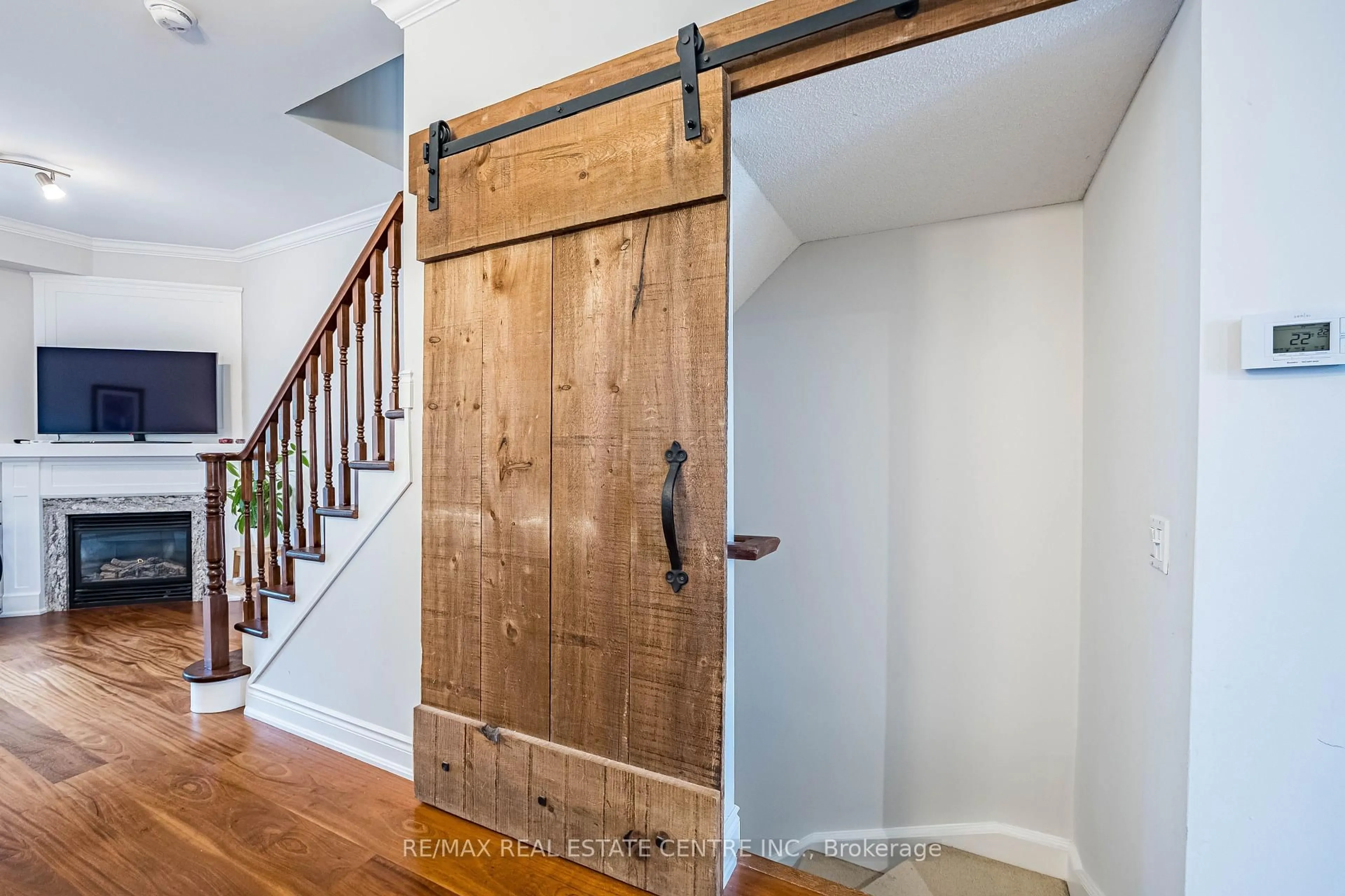 Indoor entryway for 5080 Fairview St #42, Burlington Ontario L7L 7G1