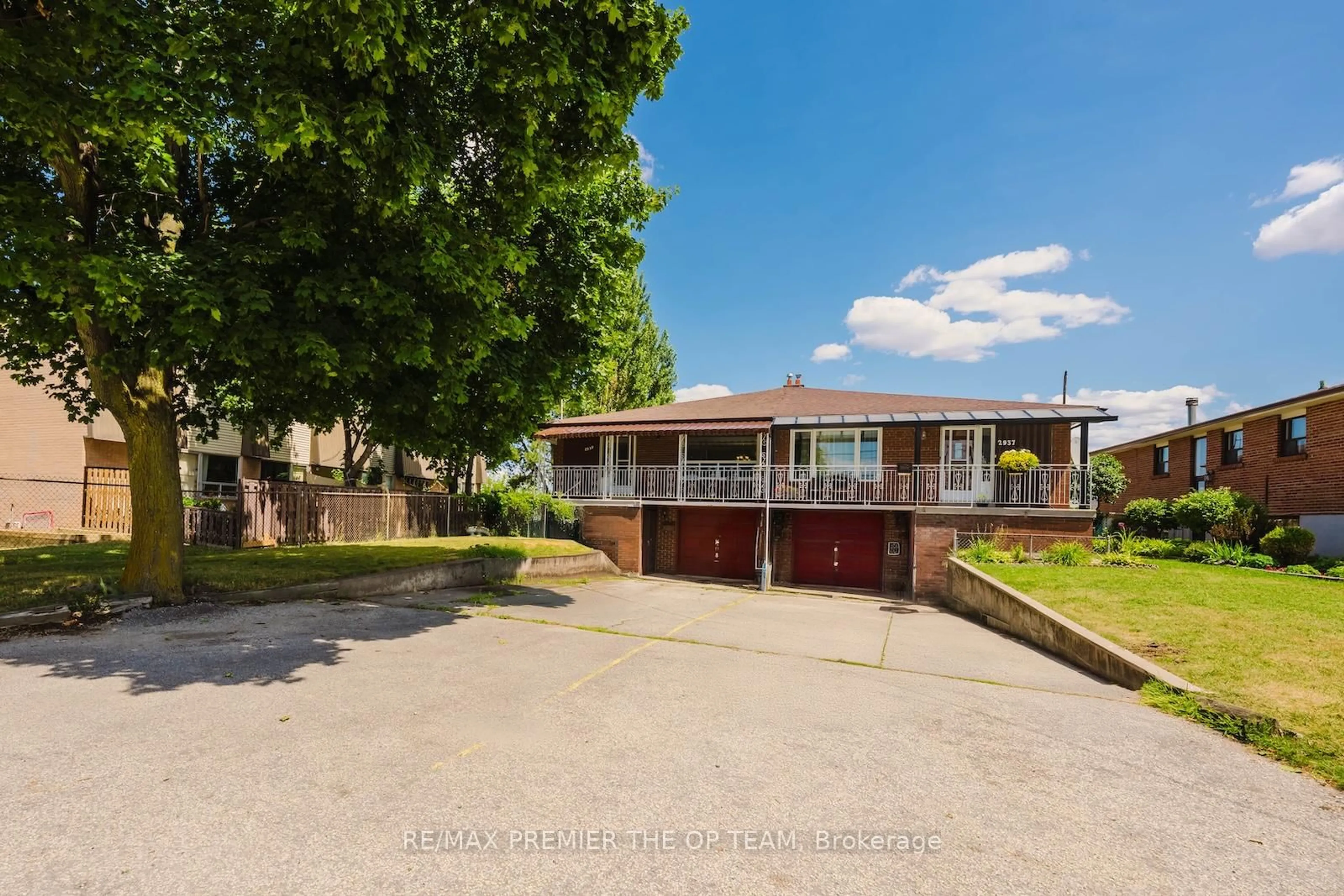 A pic from outside/outdoor area/front of a property/back of a property/a pic from drone, street for 2939 Islington Ave, Toronto Ontario M9L 2K3