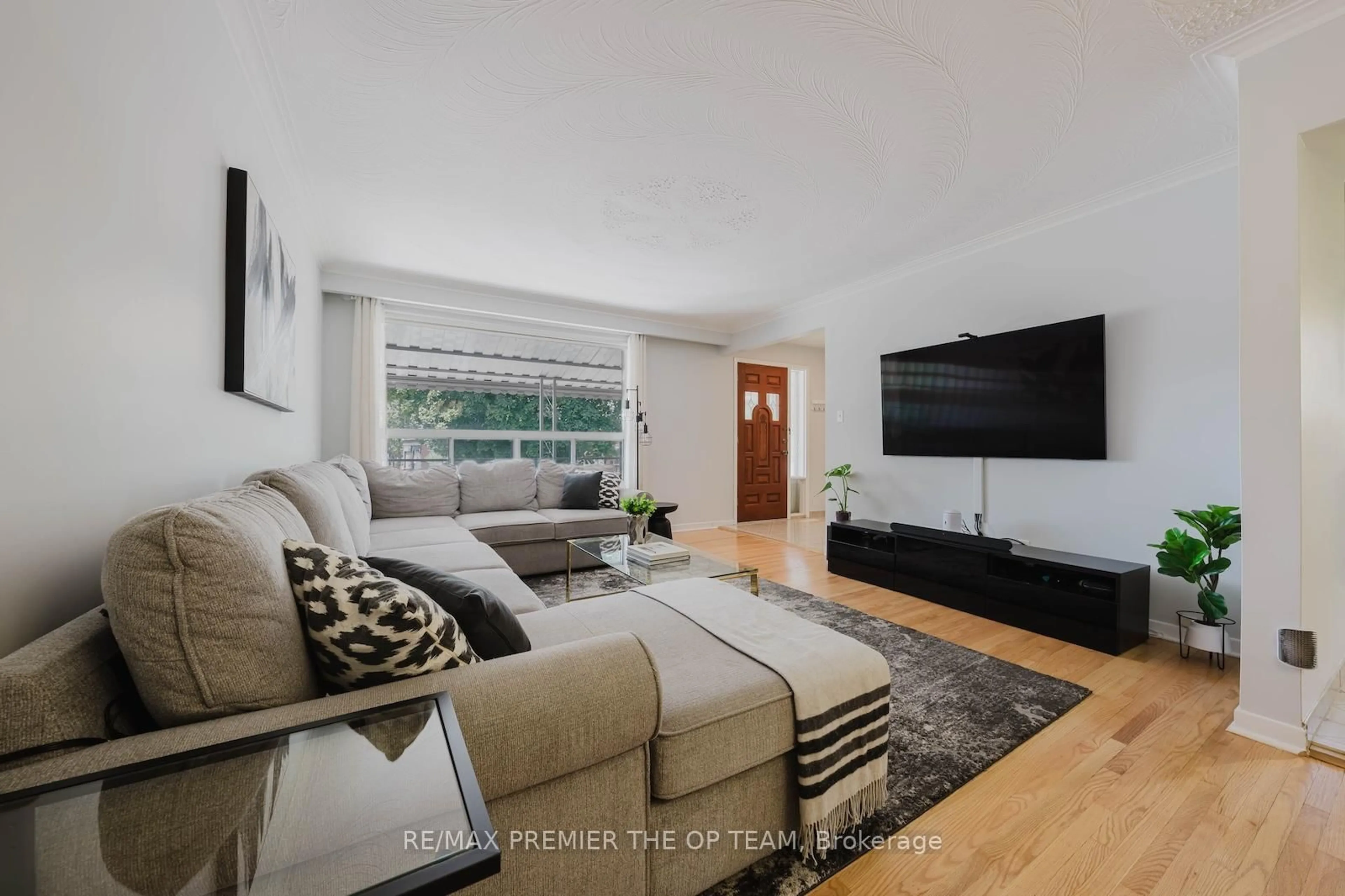 Living room with furniture, unknown for 2939 Islington Ave, Toronto Ontario M9L 2K3