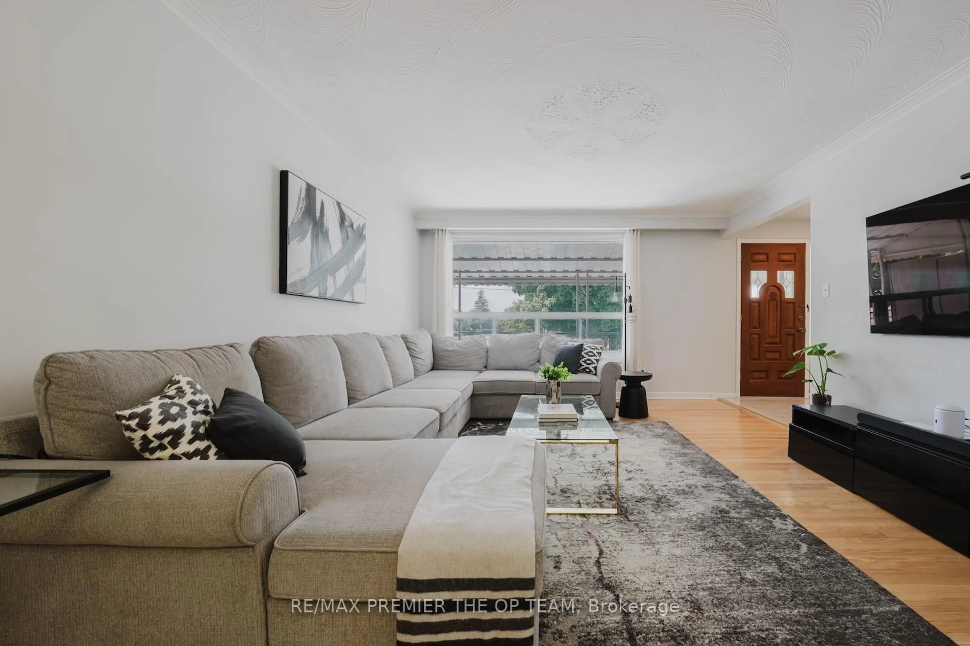 Living room with furniture, unknown for 2939 Islington Ave, Toronto Ontario M9L 2K3
