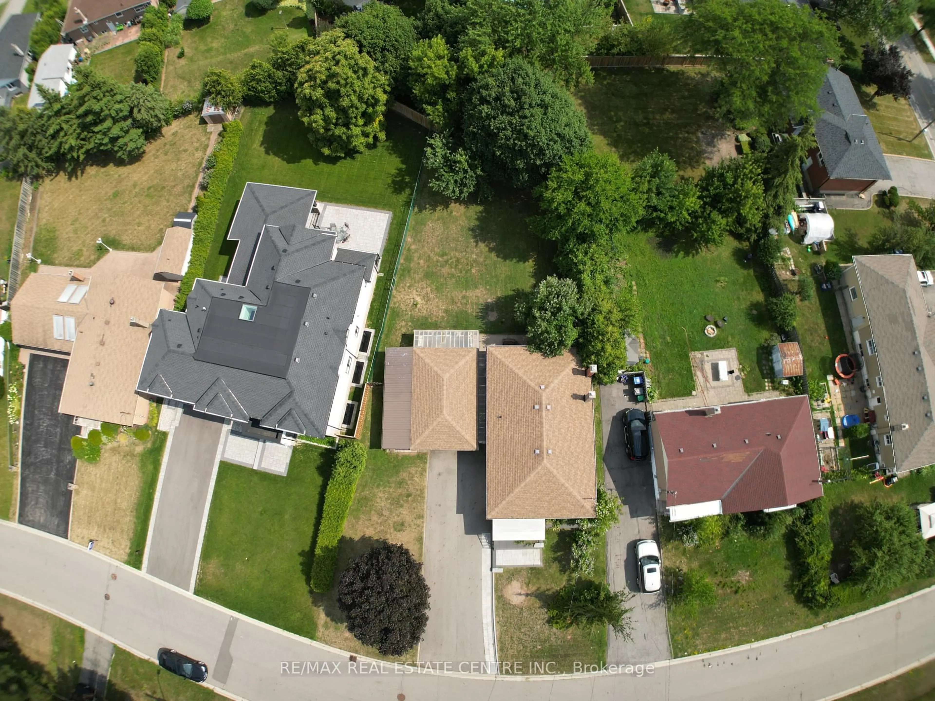 A pic from outside/outdoor area/front of a property/back of a property/a pic from drone, street for 21 Maldaver Ave, Mississauga Ontario L5M 1W4