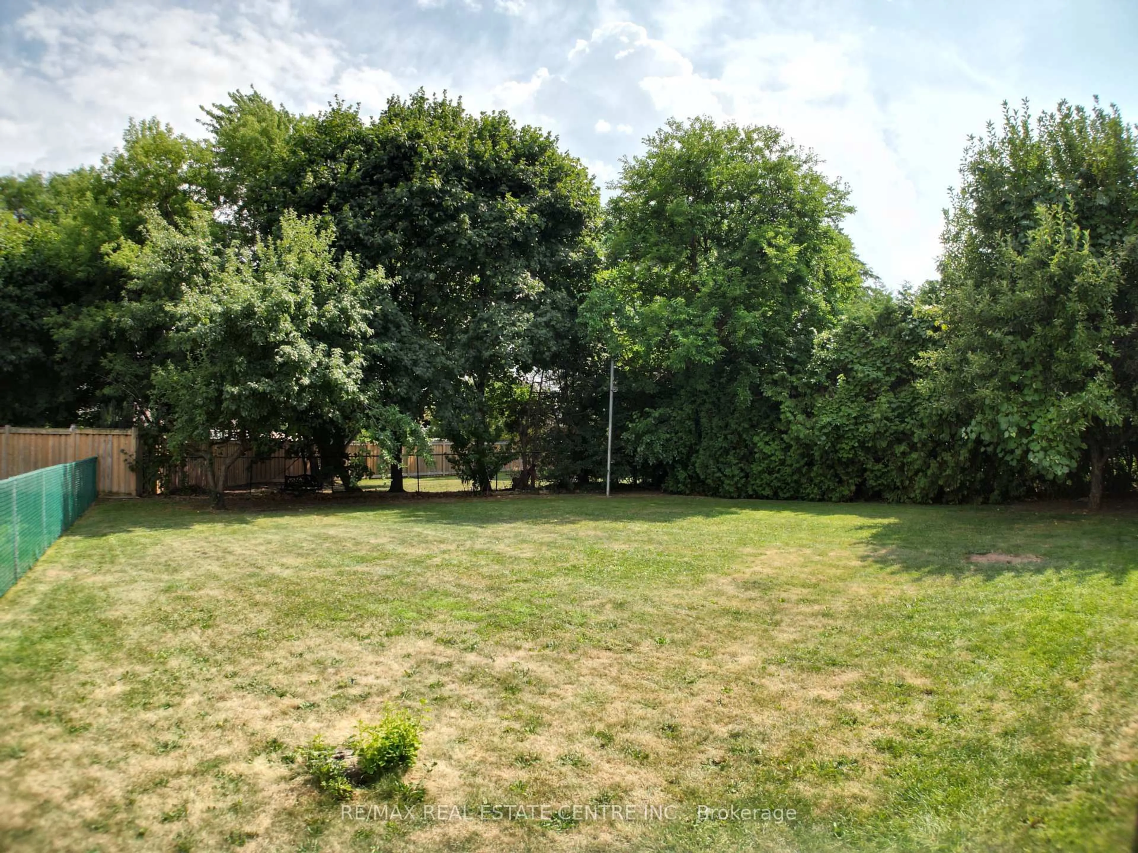 A pic from outside/outdoor area/front of a property/back of a property/a pic from drone, forest/trees view for 21 Maldaver Ave, Mississauga Ontario L5M 1W4