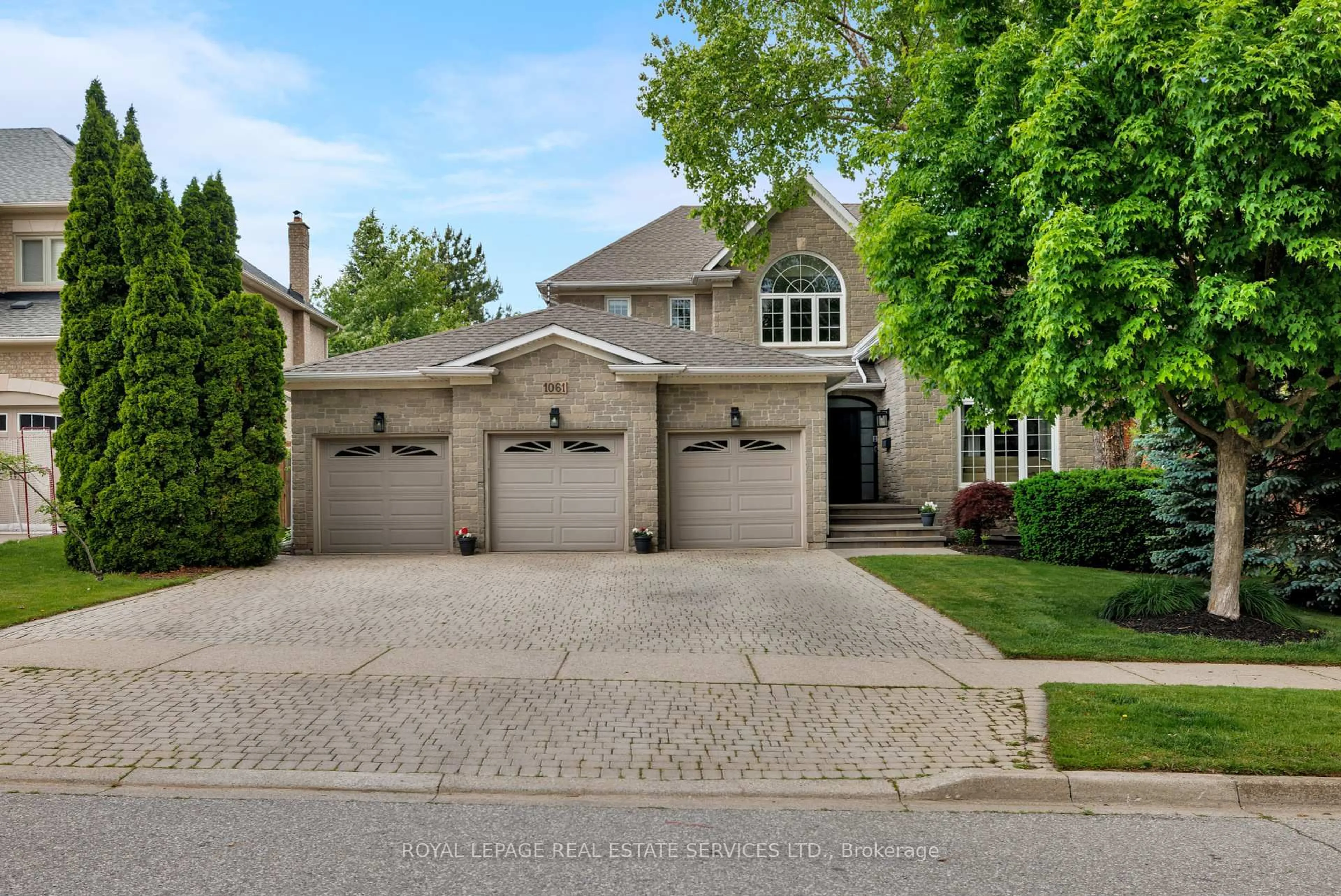 Home with brick exterior material, street for 1061 Summit Ridge Dr, Oakville Ontario L6M 3K9