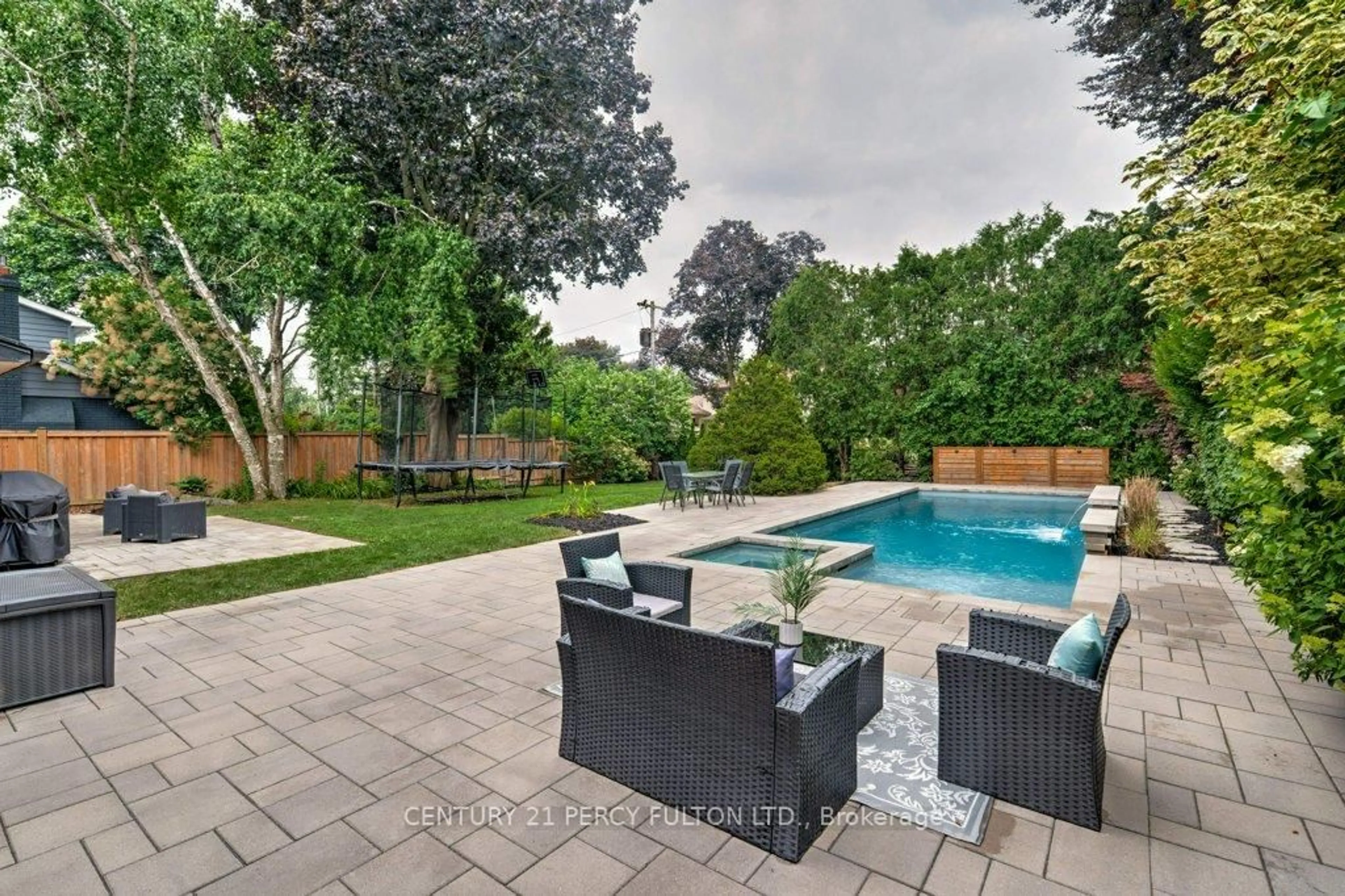 Patio, street for 4499 Hawthorne Dr, Burlington Ontario L7L 1G7