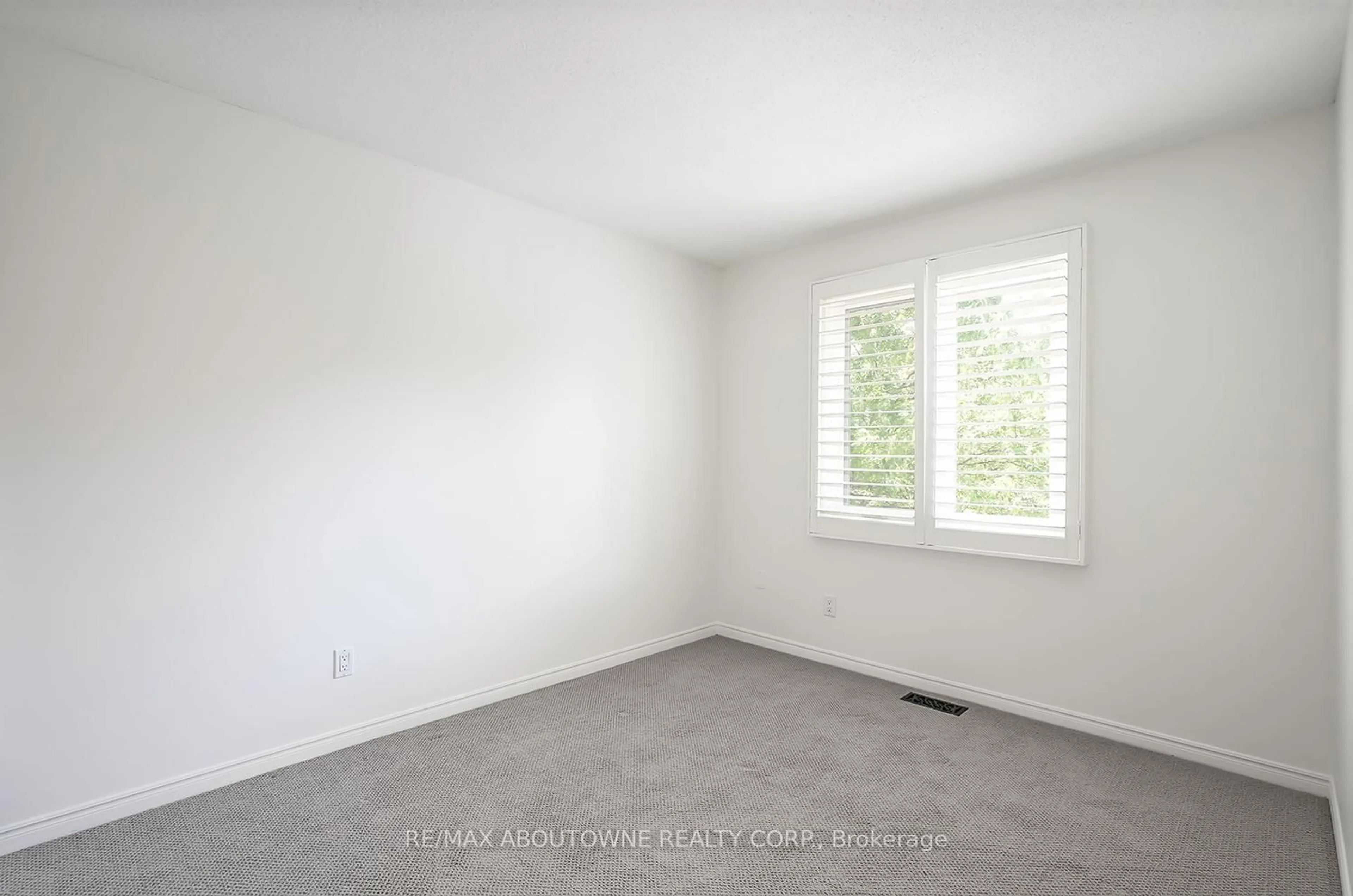 A pic of a room for 2299 Marine Dr #13, Oakville Ontario L6L 1C2