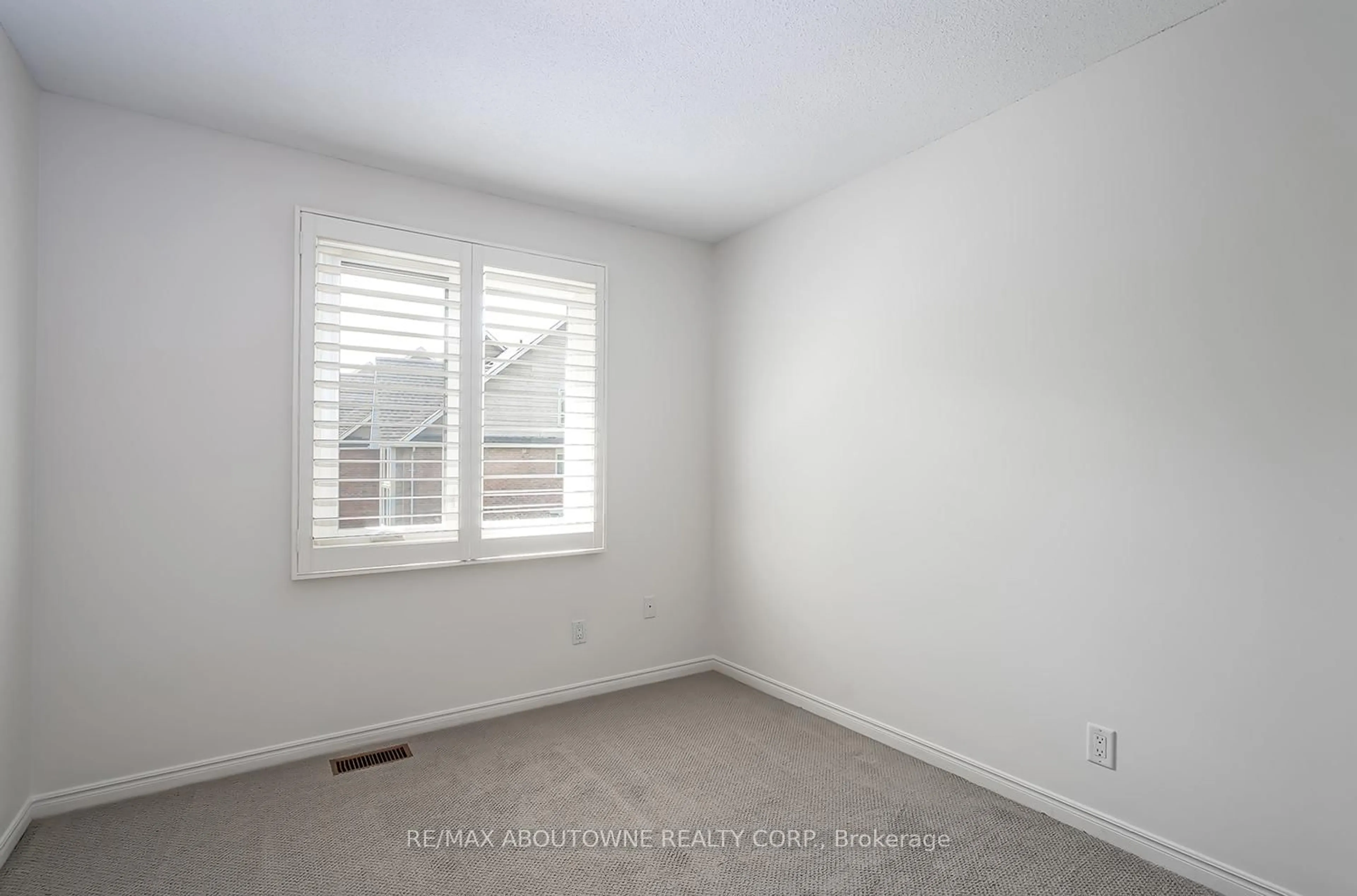 A pic of a room for 2299 Marine Dr #13, Oakville Ontario L6L 1C2