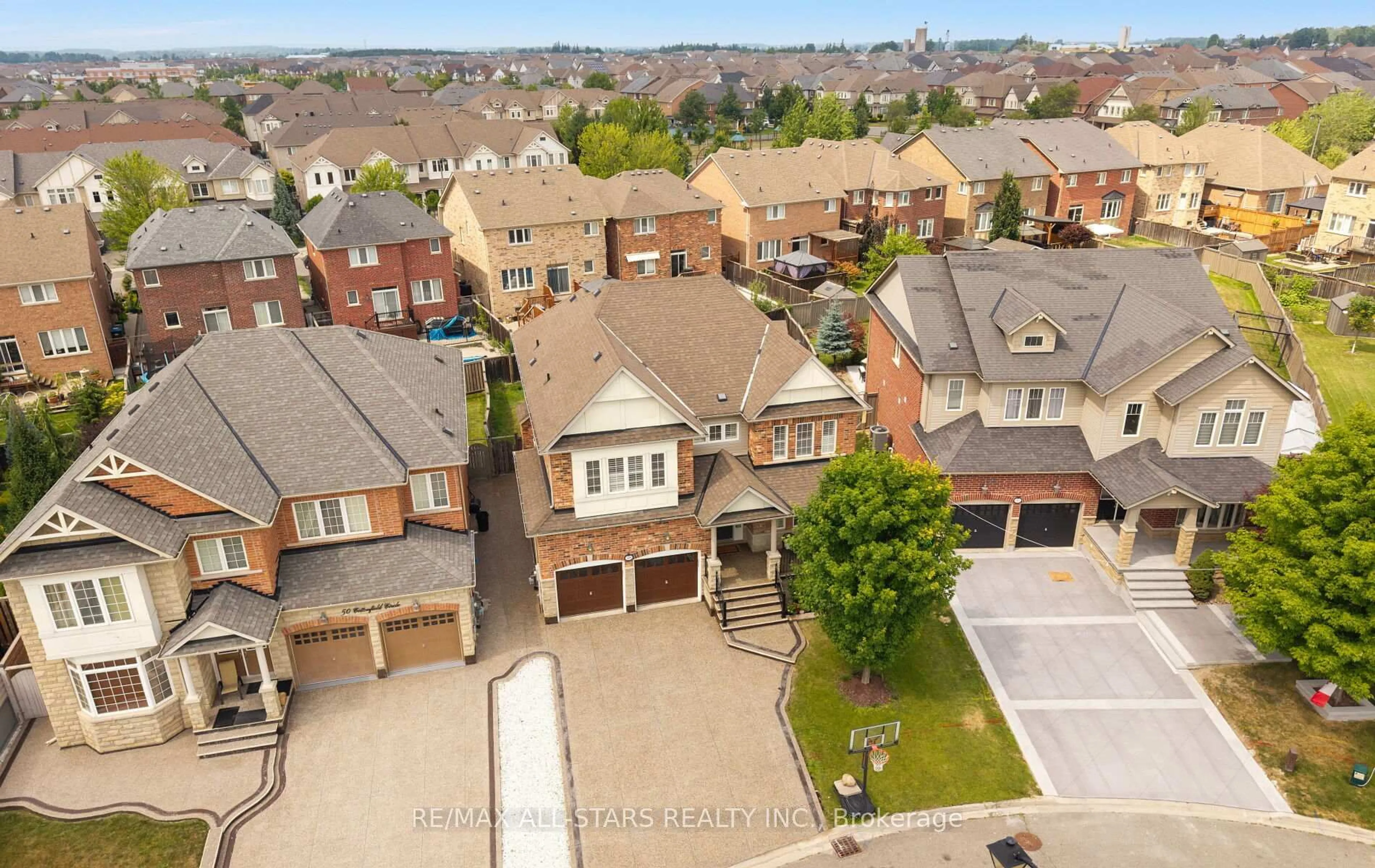 A pic from outside/outdoor area/front of a property/back of a property/a pic from drone, street for 48 Cottonfield Circ, Caledon Ontario L7C 3N1