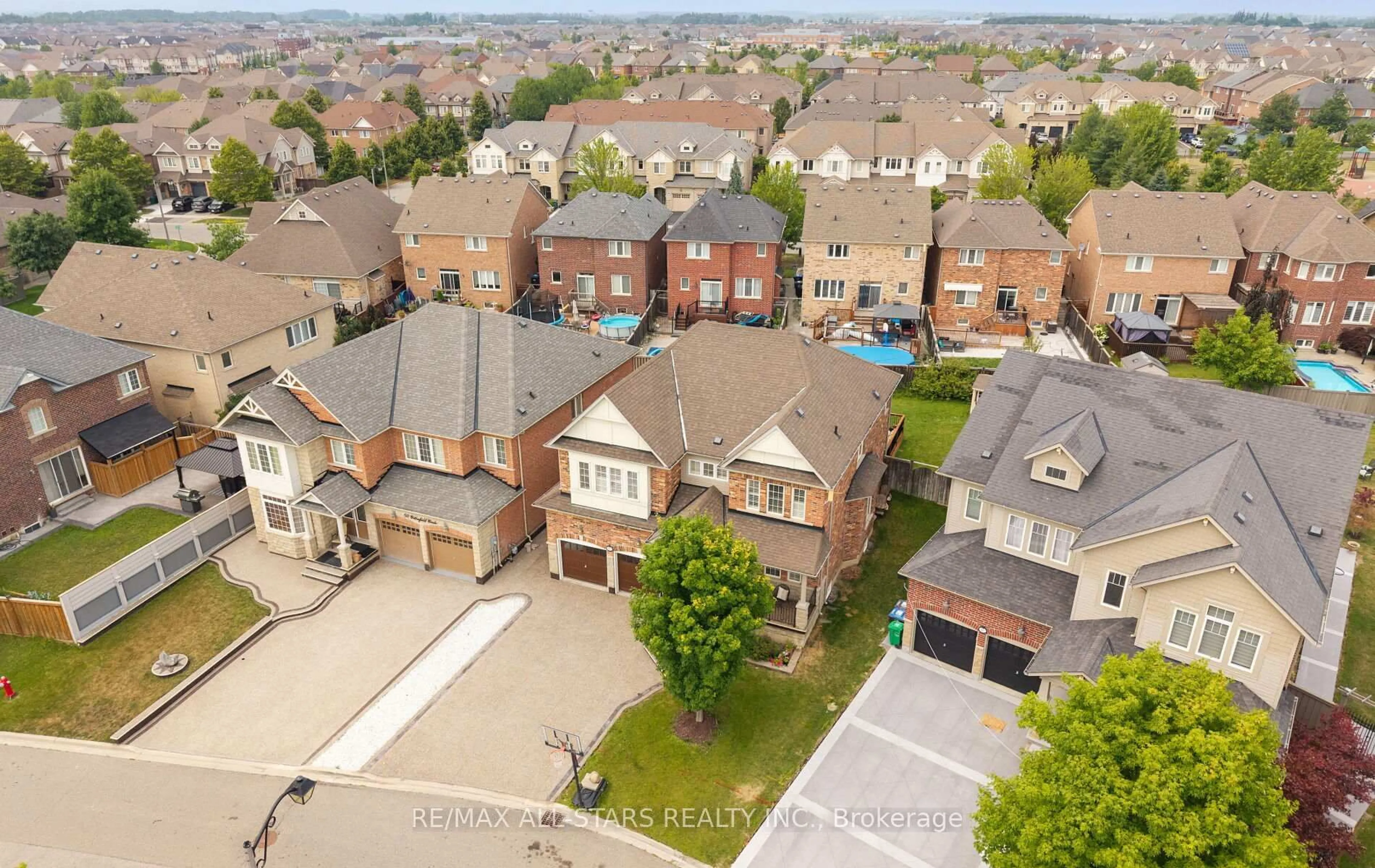 A pic from outside/outdoor area/front of a property/back of a property/a pic from drone, street for 48 Cottonfield Circ, Caledon Ontario L7C 3N1