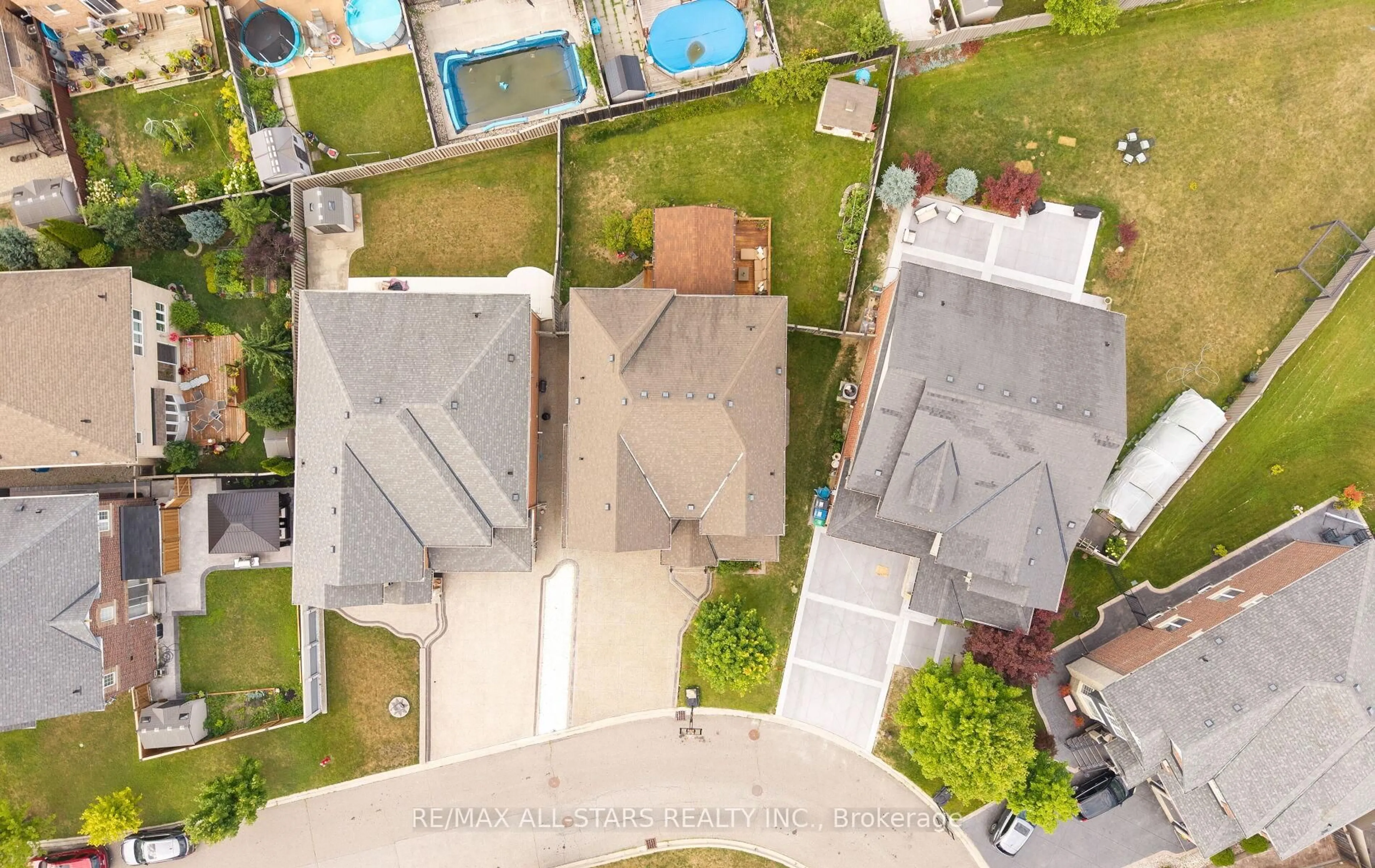 A pic from outside/outdoor area/front of a property/back of a property/a pic from drone, street for 48 Cottonfield Circ, Caledon Ontario L7C 3N1