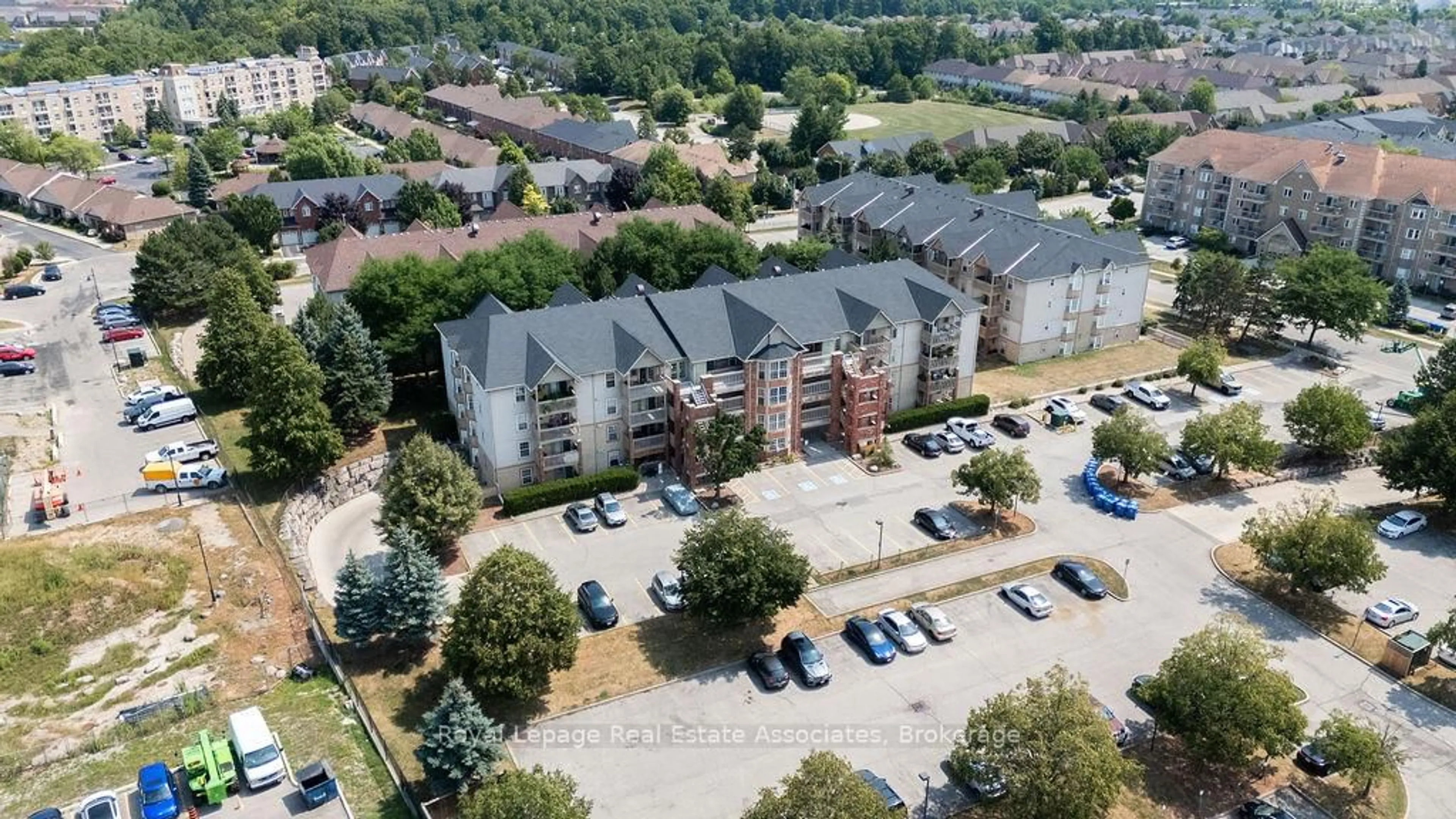 A pic from outside/outdoor area/front of a property/back of a property/a pic from drone, unknown for 4013 Kilmer Ave, Burlington Ontario L7M 4M3