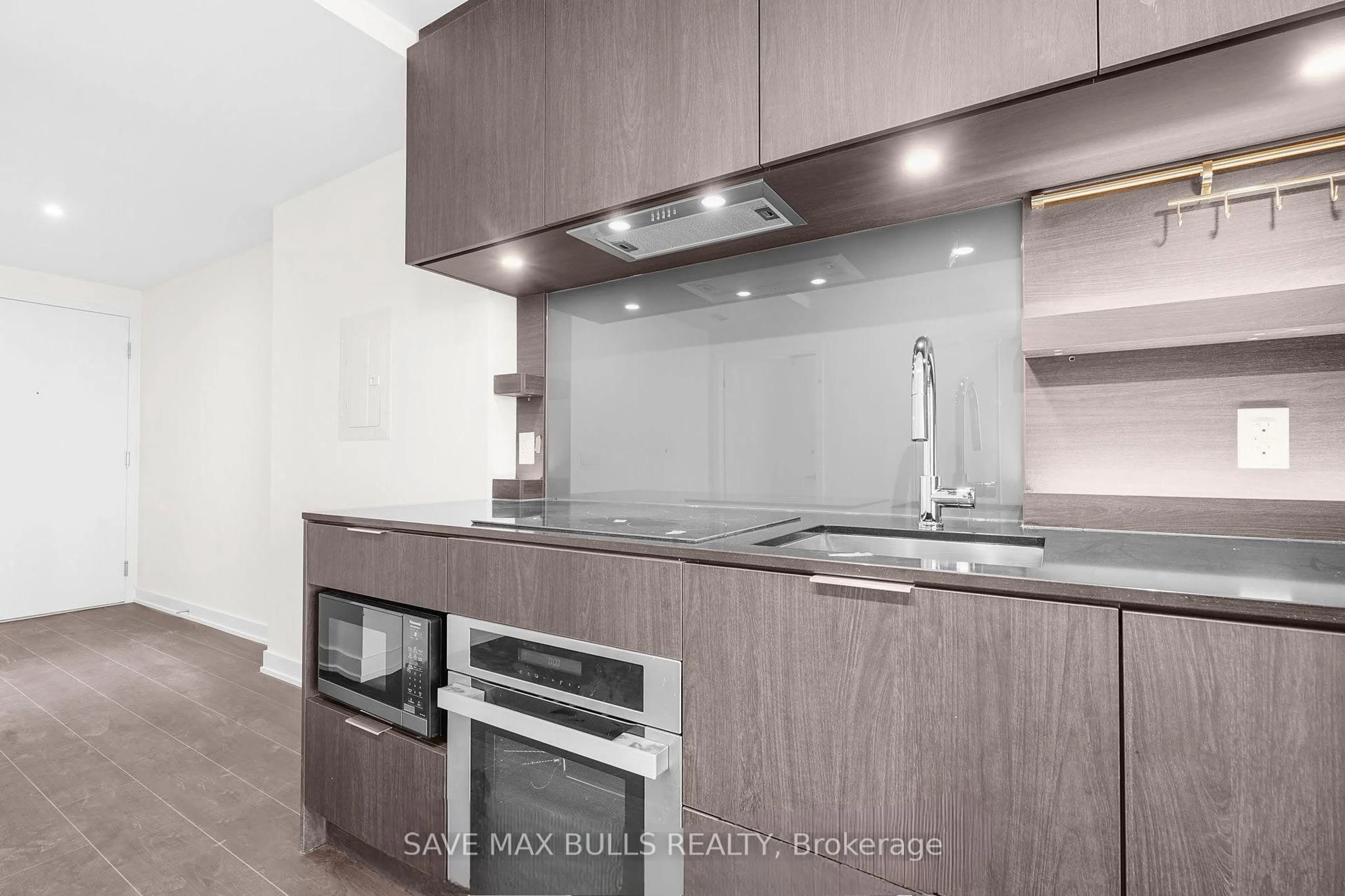 Standard kitchen, unknown for 28 Ann St #723, Mississauga Ontario M3C 0H5