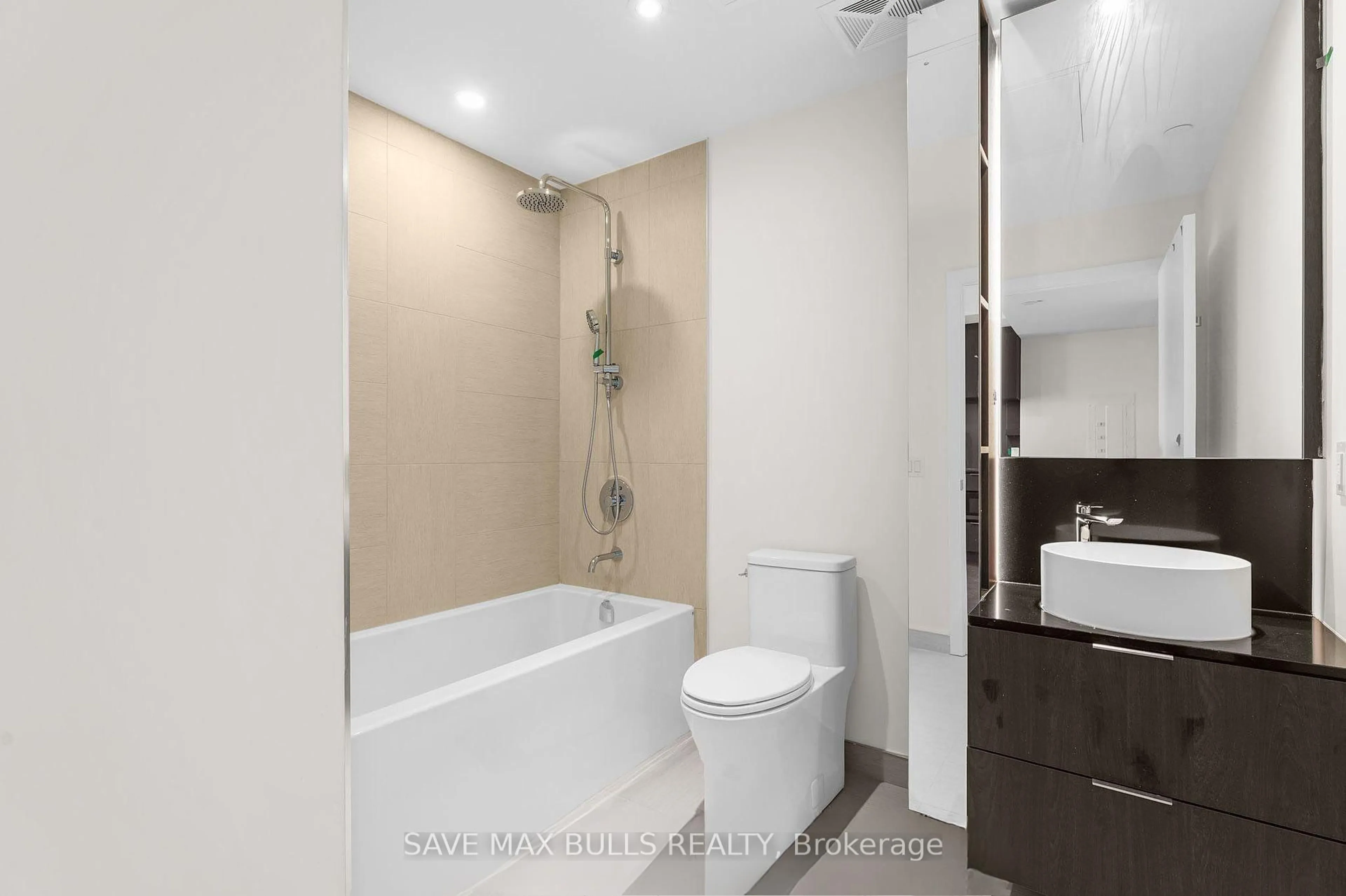 Standard bathroom, unknown for 28 Ann St #723, Mississauga Ontario M3C 0H5