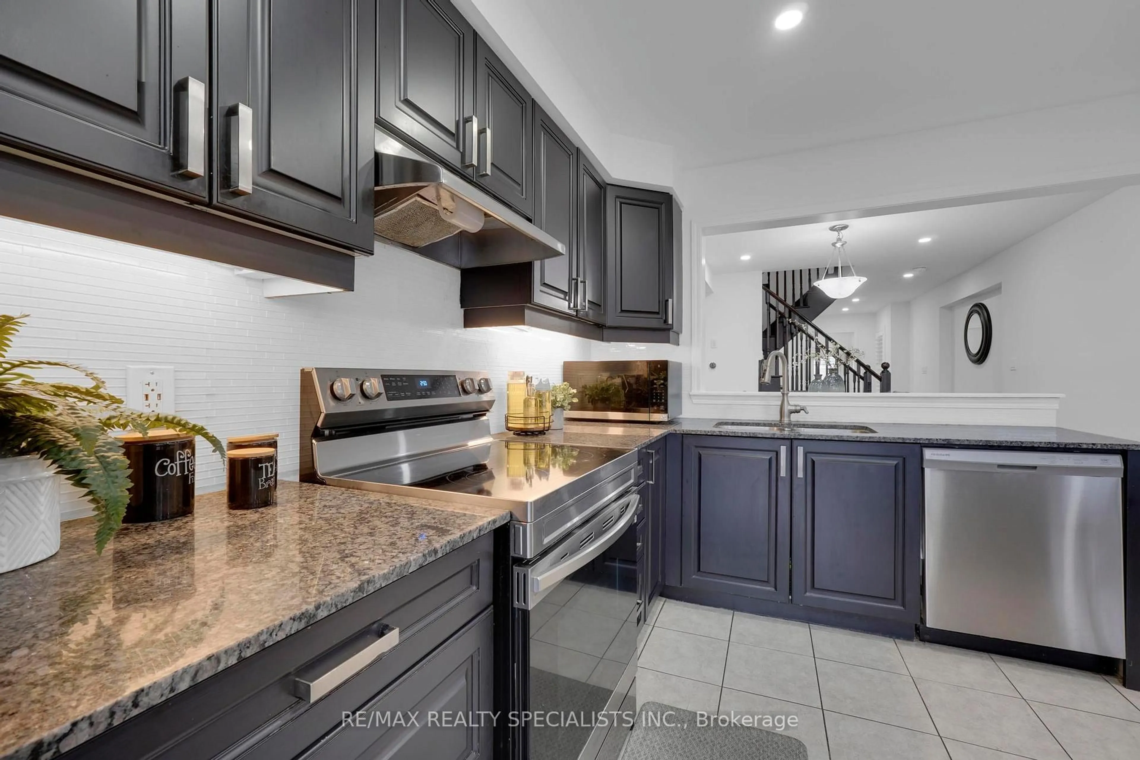 Open concept kitchen, ceramic/tile floor for 1000 Asleton Blvd #36, Milton Ontario L9T 7K3