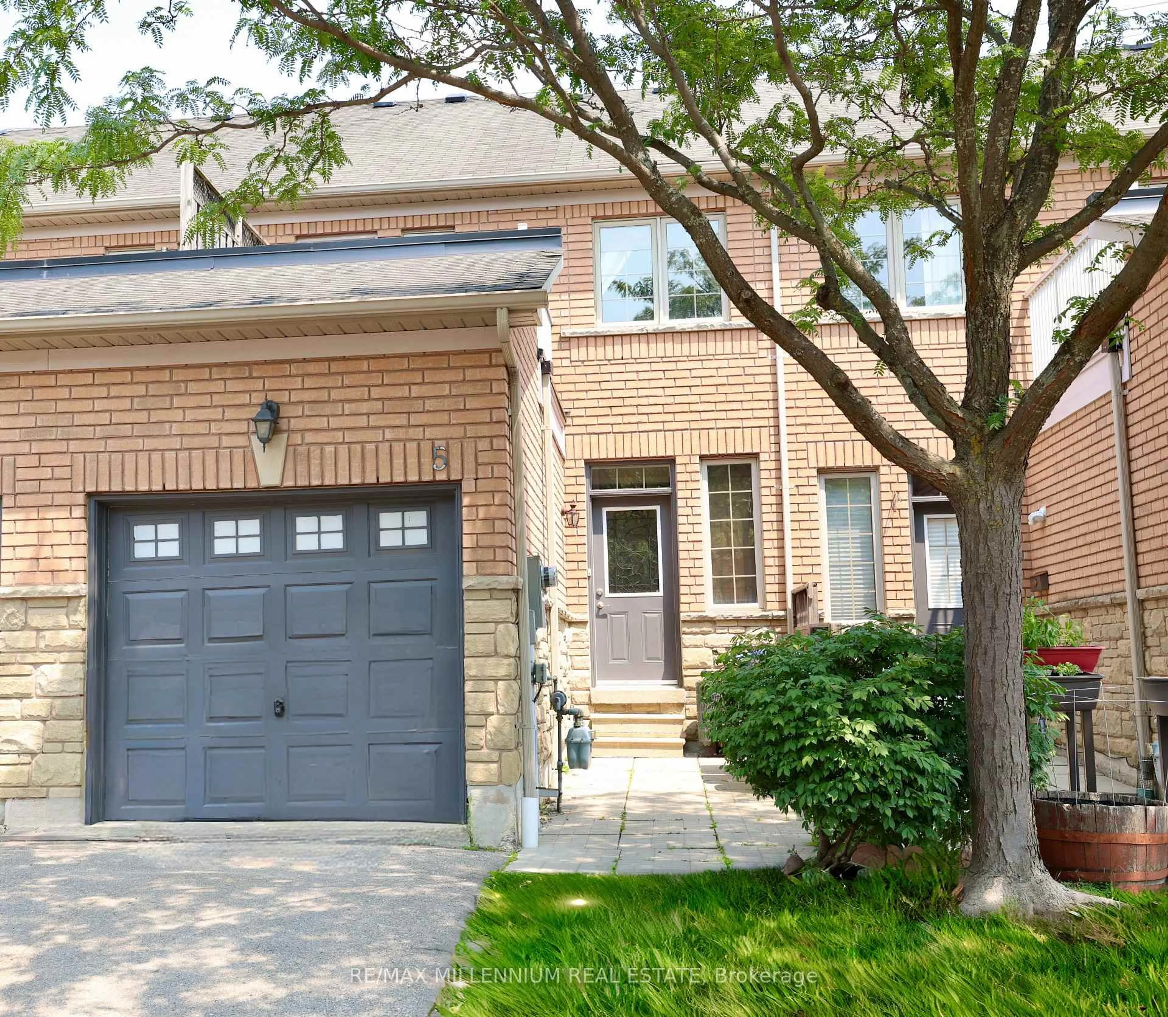Home with brick exterior material, street for 1015 Galeway Blvd #5, Mississauga Ontario L5V 3B2