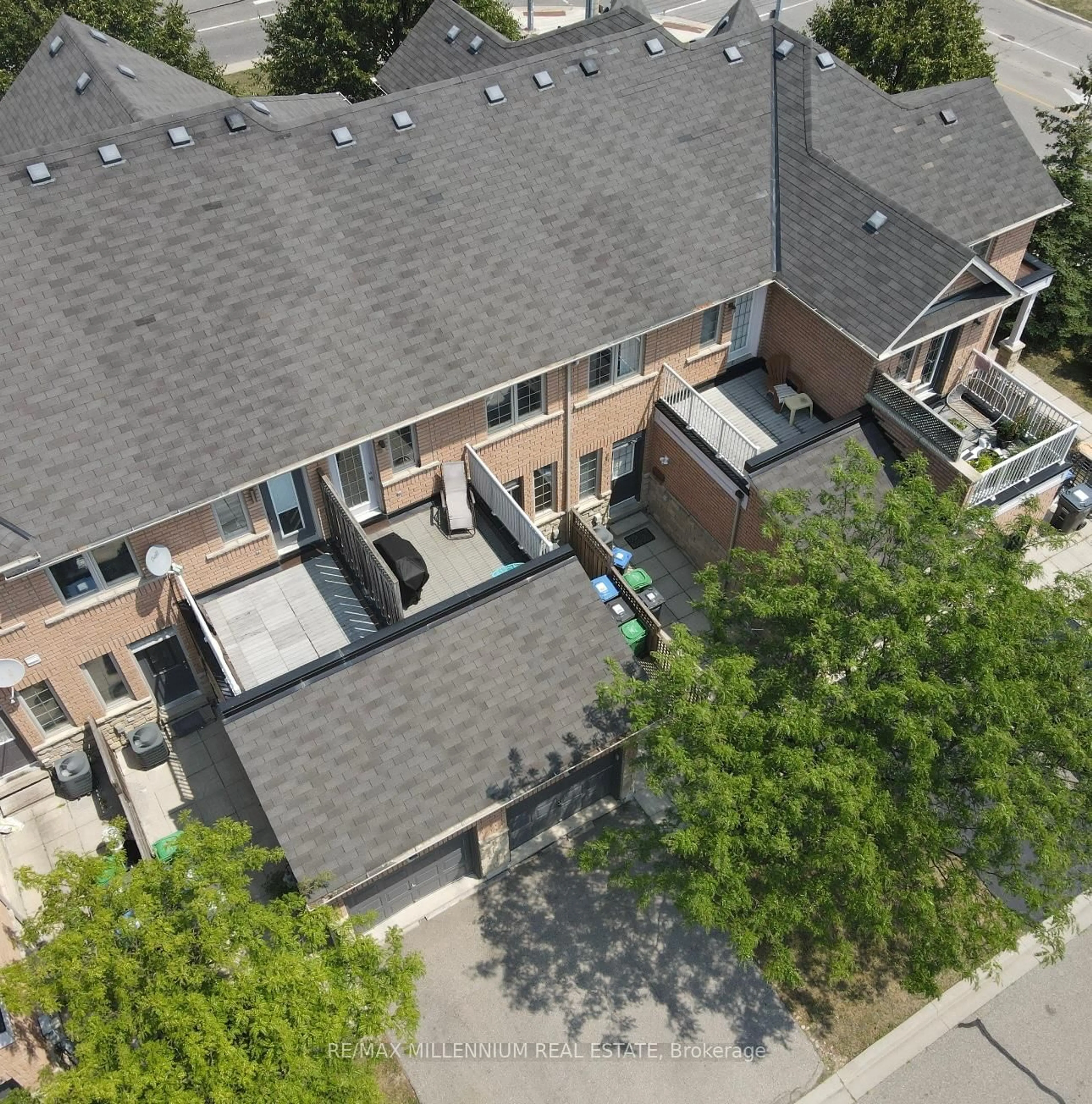 A pic from outside/outdoor area/front of a property/back of a property/a pic from drone, unknown for 1015 Galeway Blvd #5, Mississauga Ontario L5V 3B2