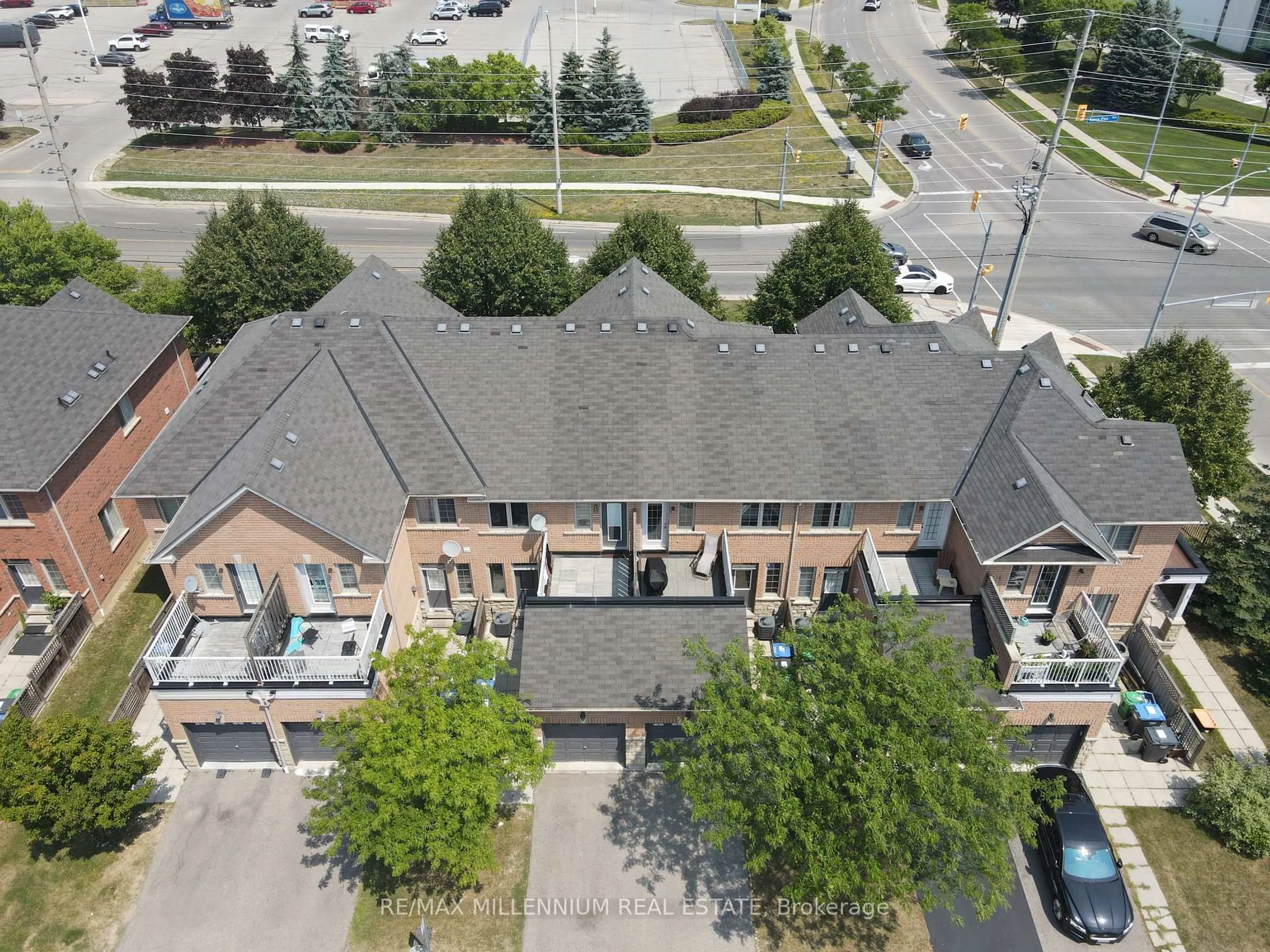 A pic from outside/outdoor area/front of a property/back of a property/a pic from drone, unknown for 1015 Galeway Blvd #5, Mississauga Ontario L5V 3B2