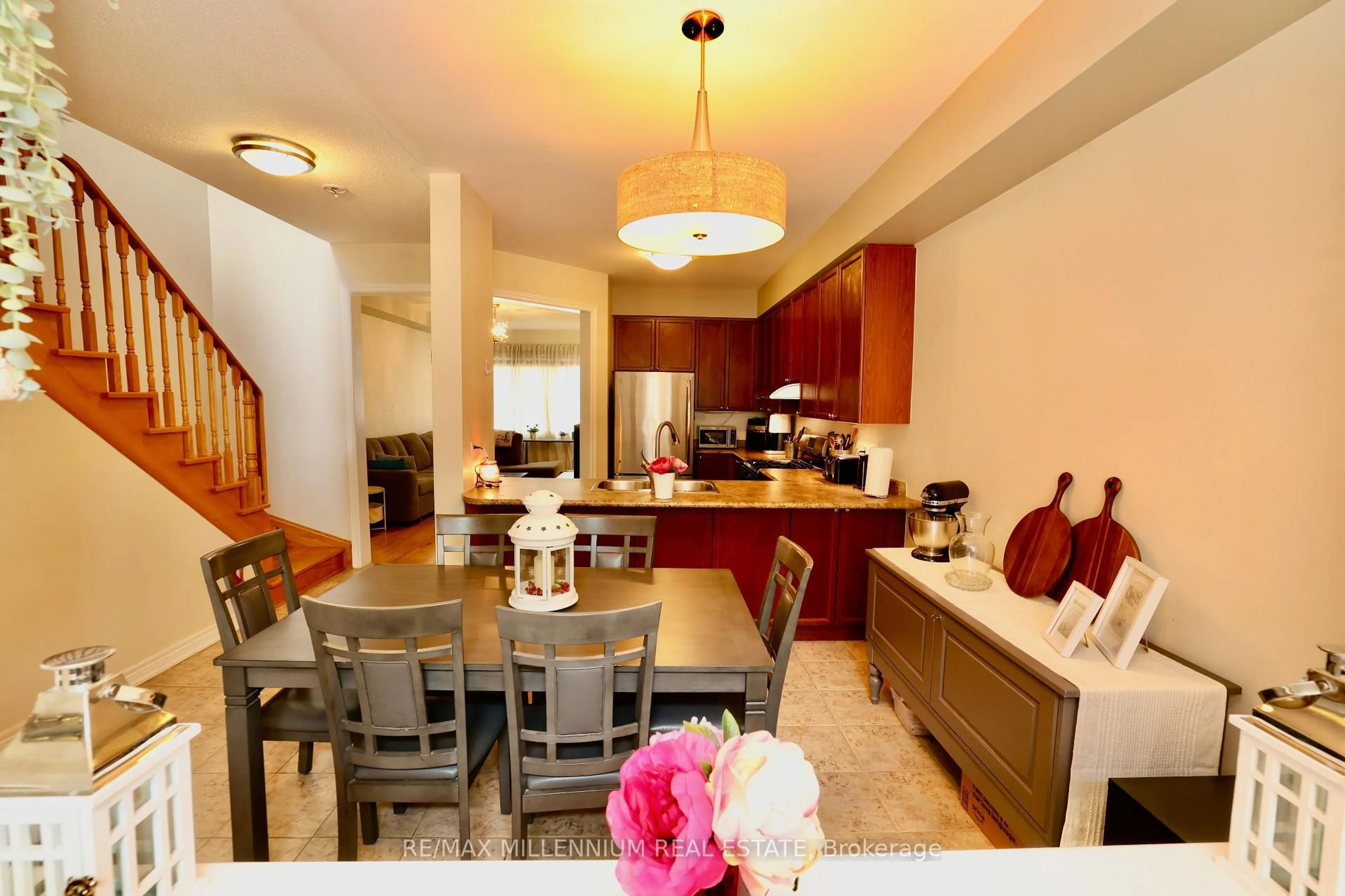 Open concept kitchen, ceramic/tile floor for 1015 Galeway Blvd #5, Mississauga Ontario L5V 3B2