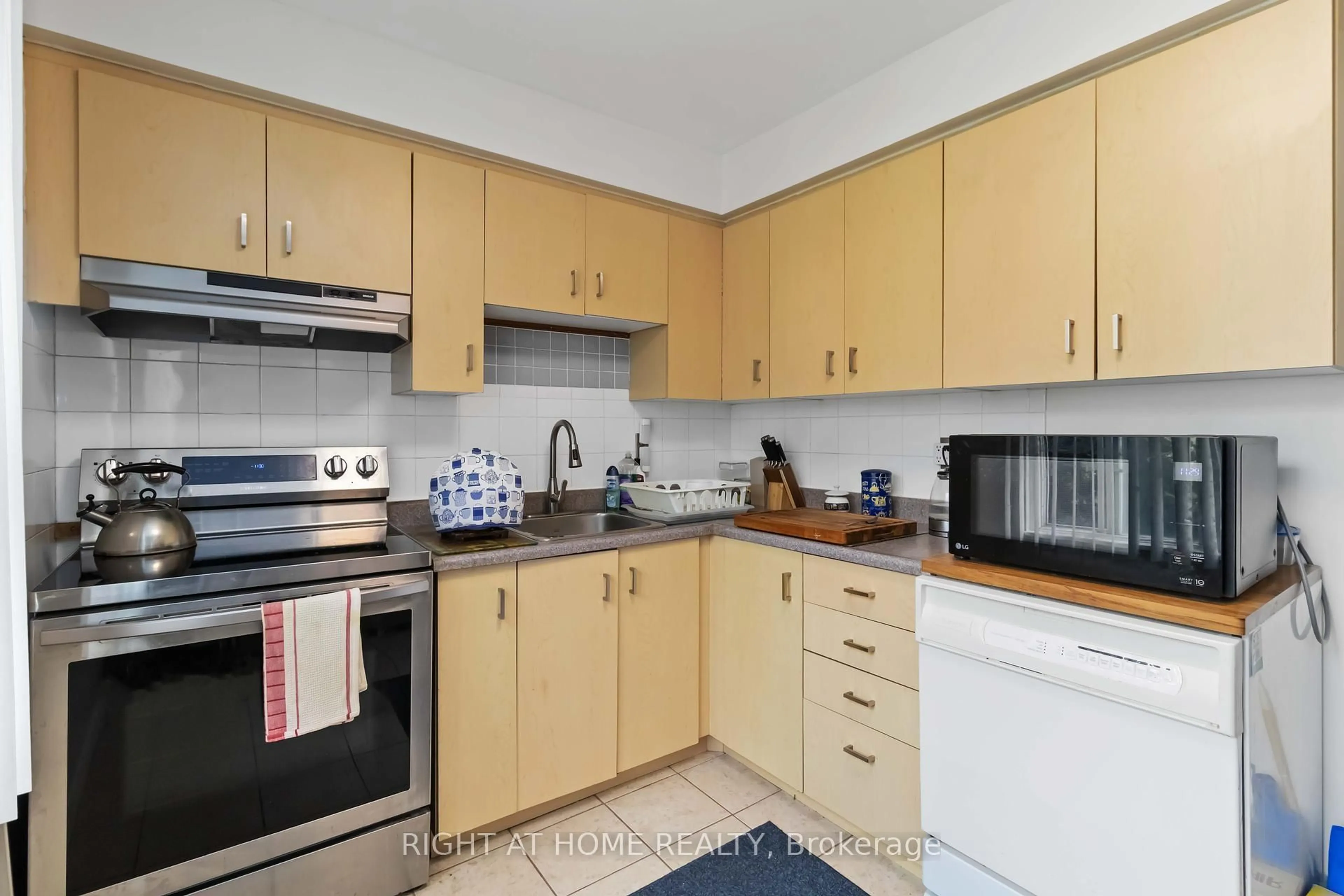 Standard kitchen, unknown for 1050 Shawnmarr Rd #54, Mississauga Ontario L5H 3V1