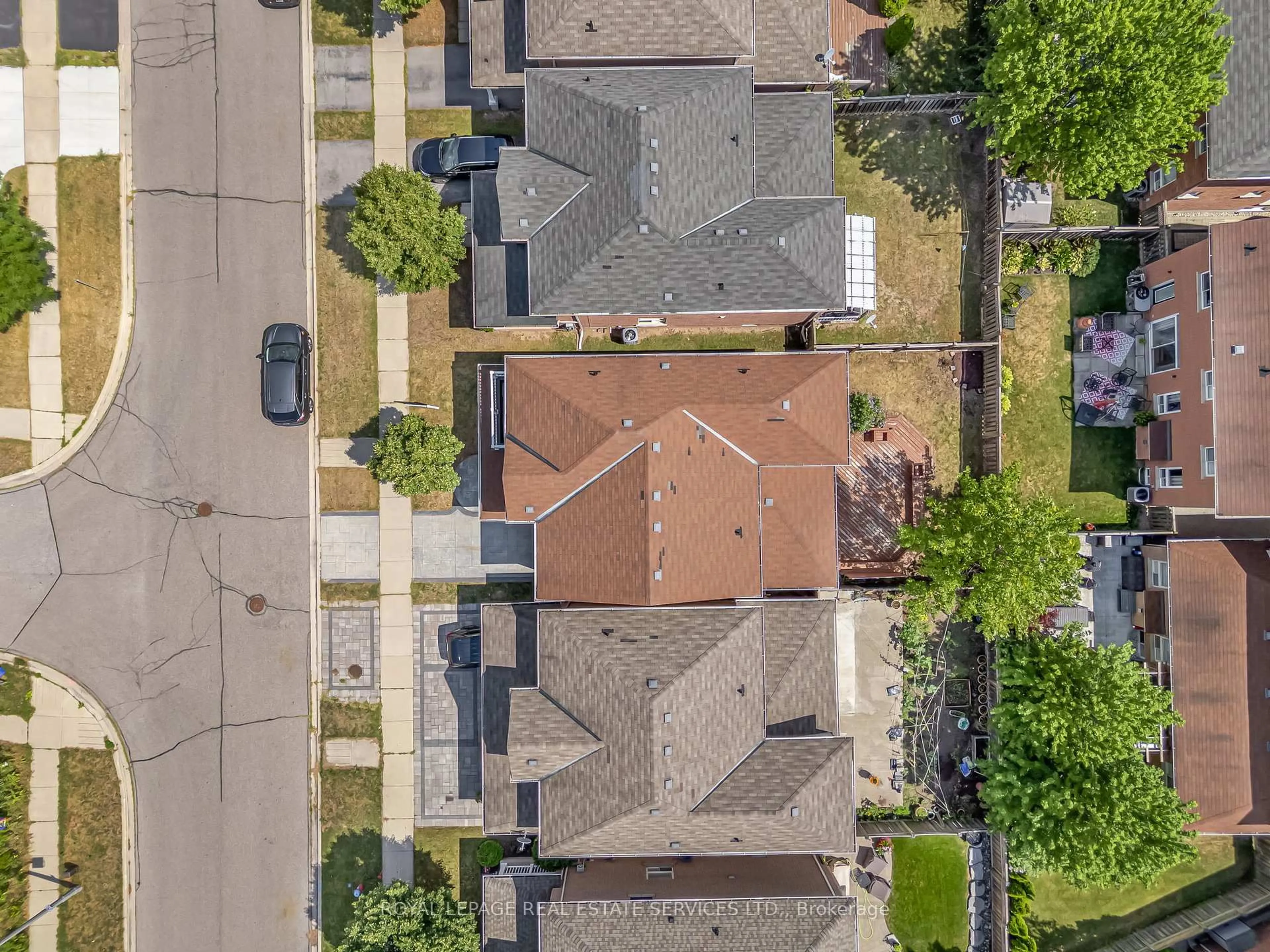 A pic from outside/outdoor area/front of a property/back of a property/a pic from drone, street for 2272 Fairmount Dr, Oakville Ontario L6M 5J6
