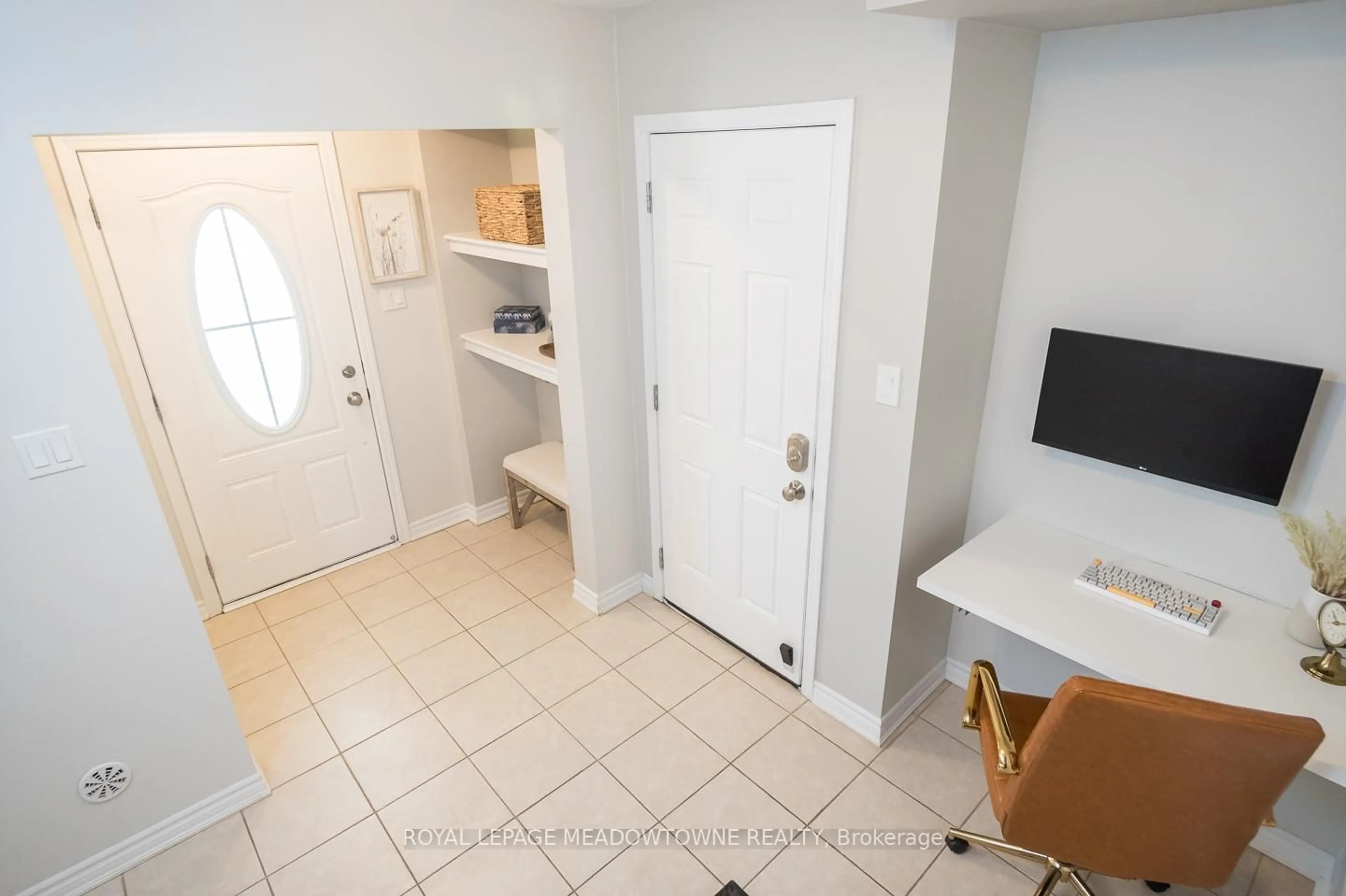 Indoor entryway for 298 Reis Pl, Milton Ontario L9E 0A9