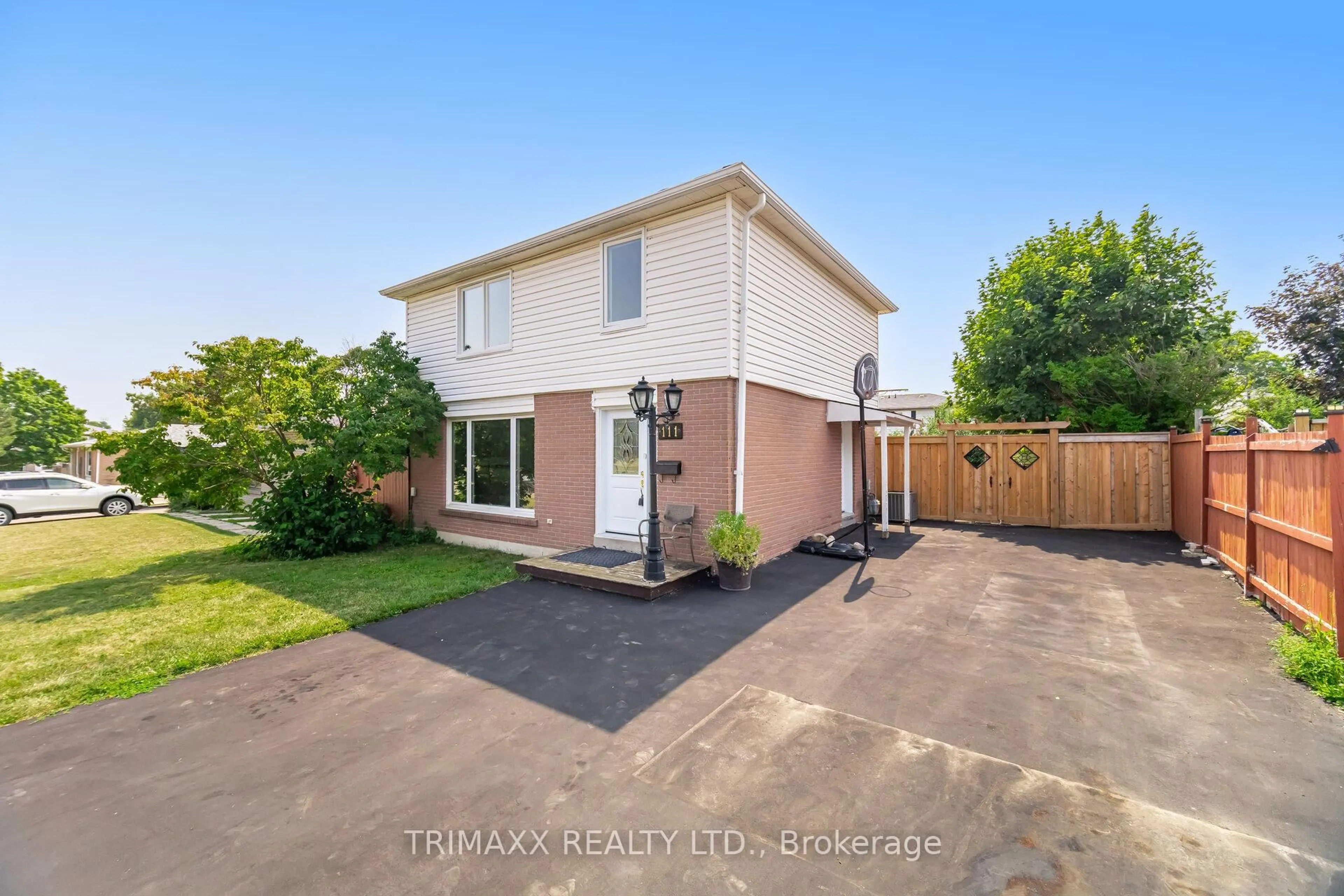 A pic from outside/outdoor area/front of a property/back of a property/a pic from drone, street for 111 Folkstone Cres, Brampton Ontario L6T 3M6