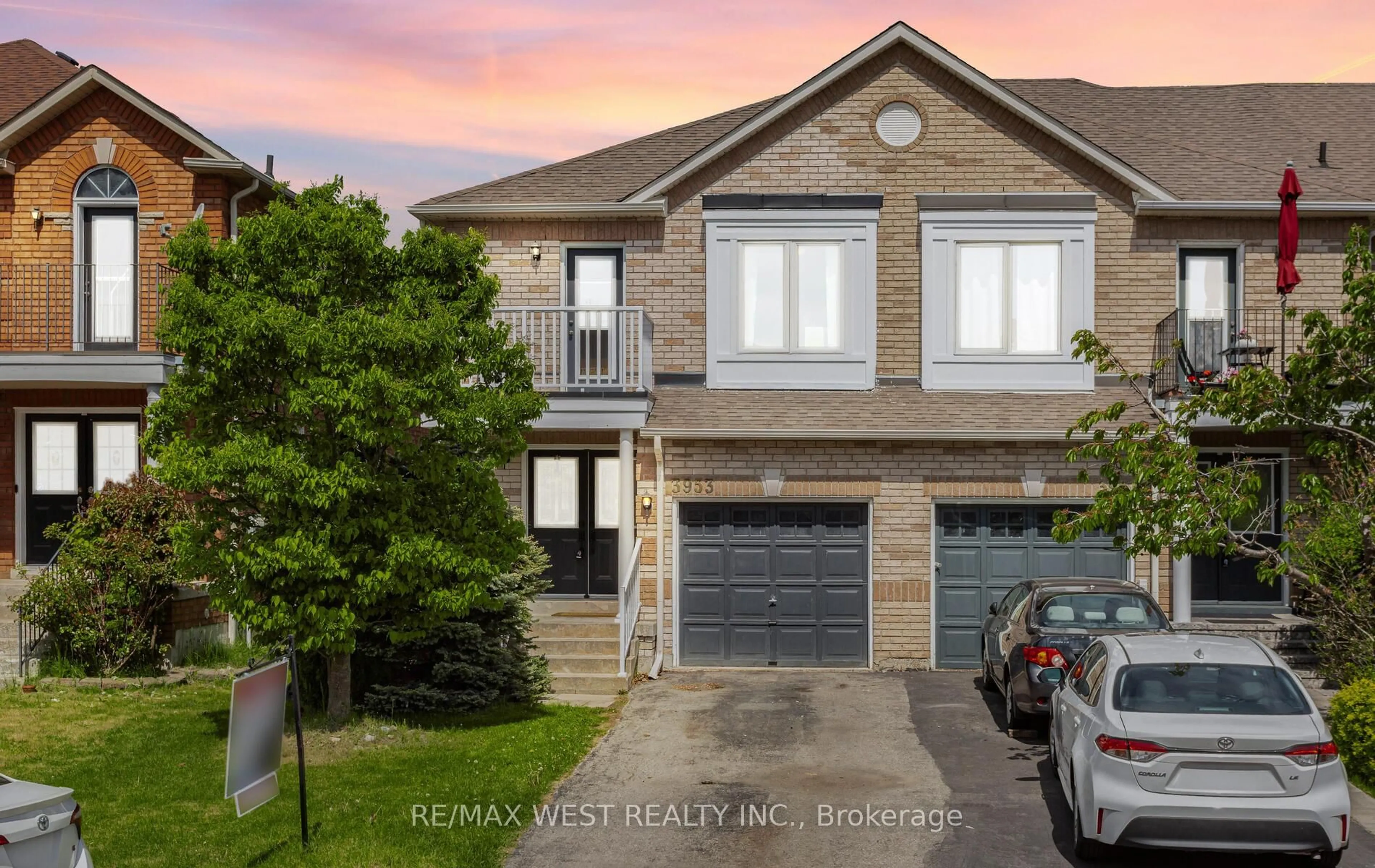 A pic from outside/outdoor area/front of a property/back of a property/a pic from drone, street for 3953 Freeman Terr, Mississauga Ontario L5M 6R2