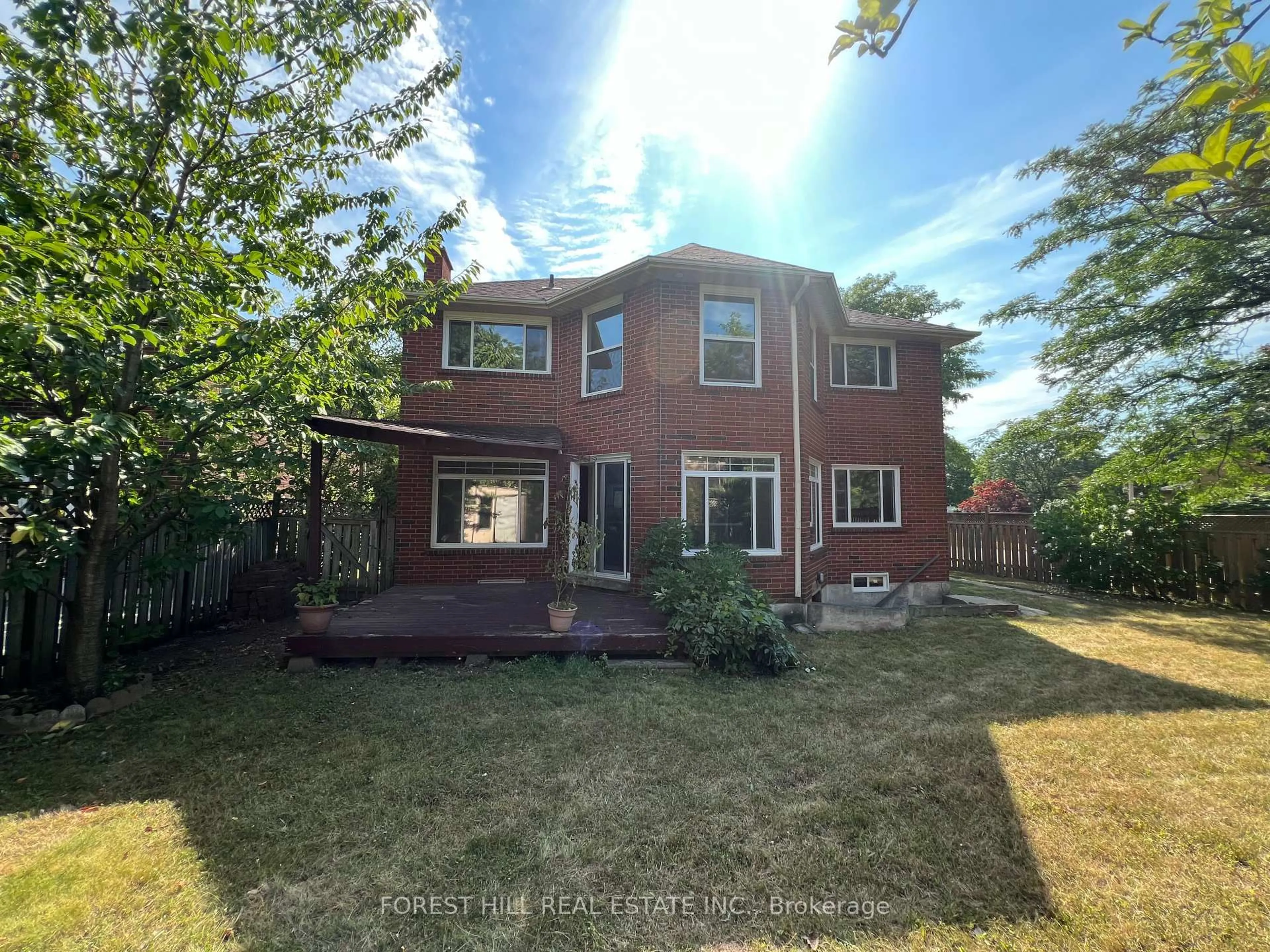 A pic from outside/outdoor area/front of a property/back of a property/a pic from drone, street for 1345 Sir David Dr, Oakville Ontario L6J 6V5