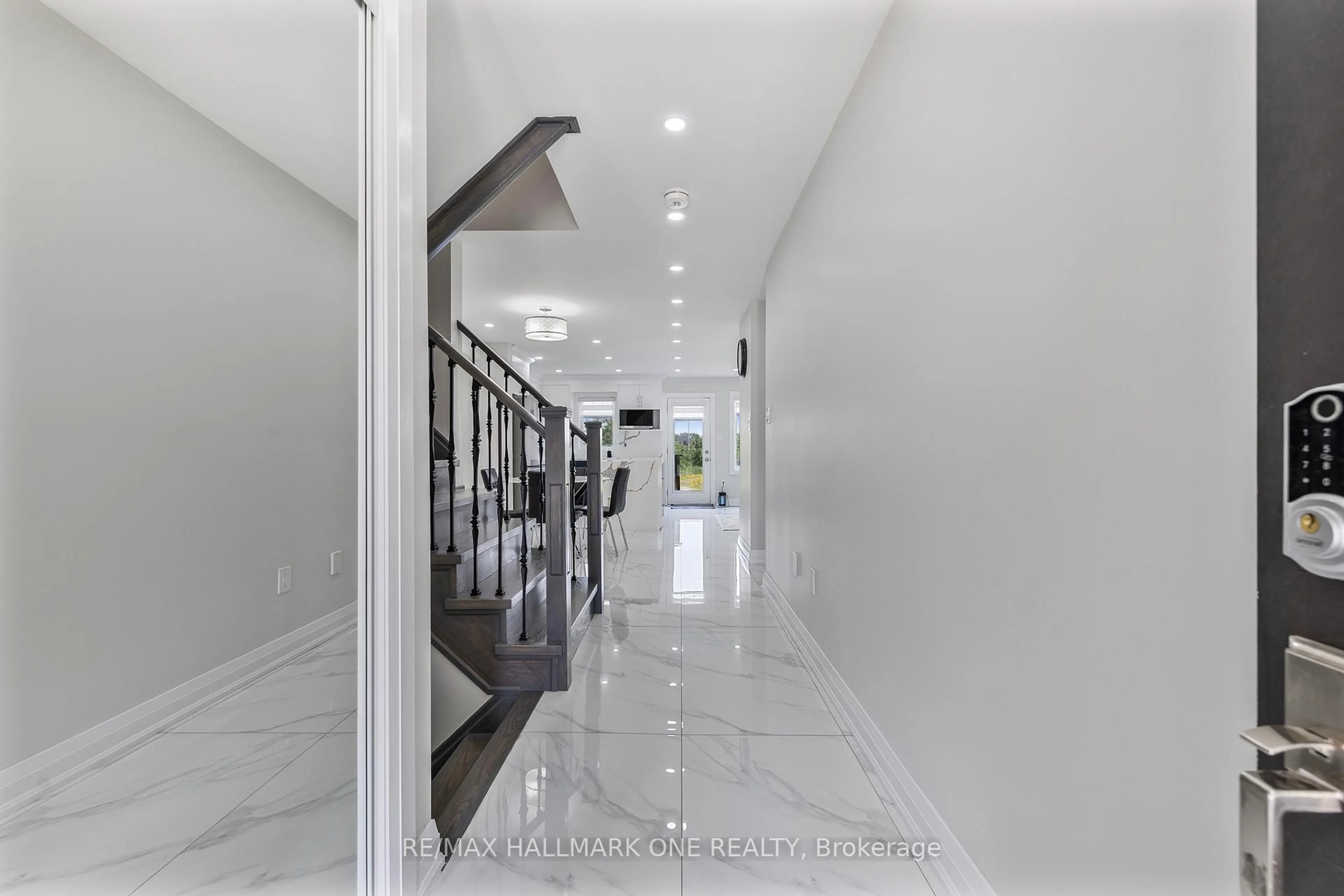 Indoor foyer for 193 Robert Parkinson Dr, Brampton Ontario L7A 0G3