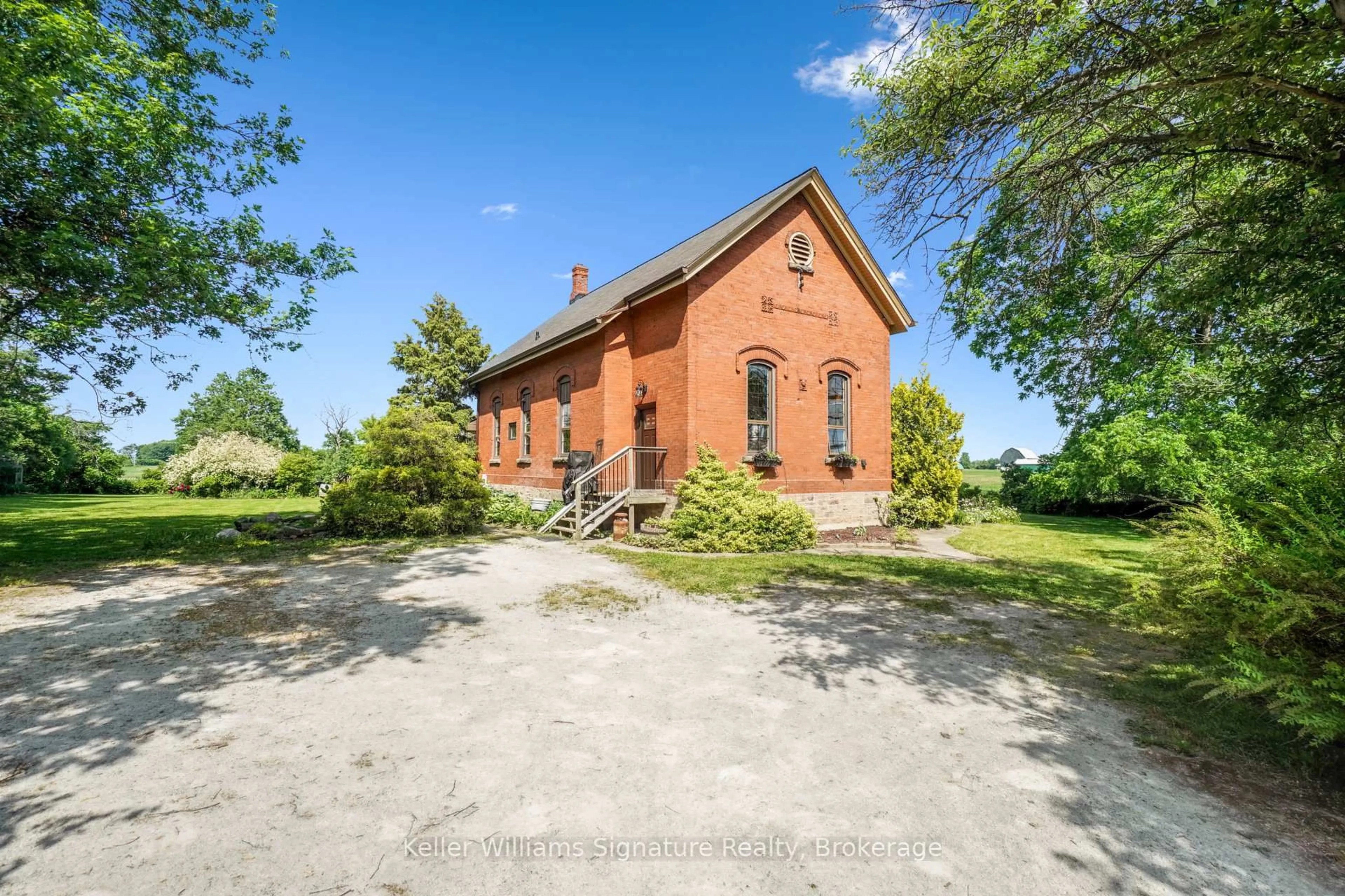 A pic from outside/outdoor area/front of a property/back of a property/a pic from drone, building for 10421 Fourth Line, Halton Hills Ontario L9T 2X9