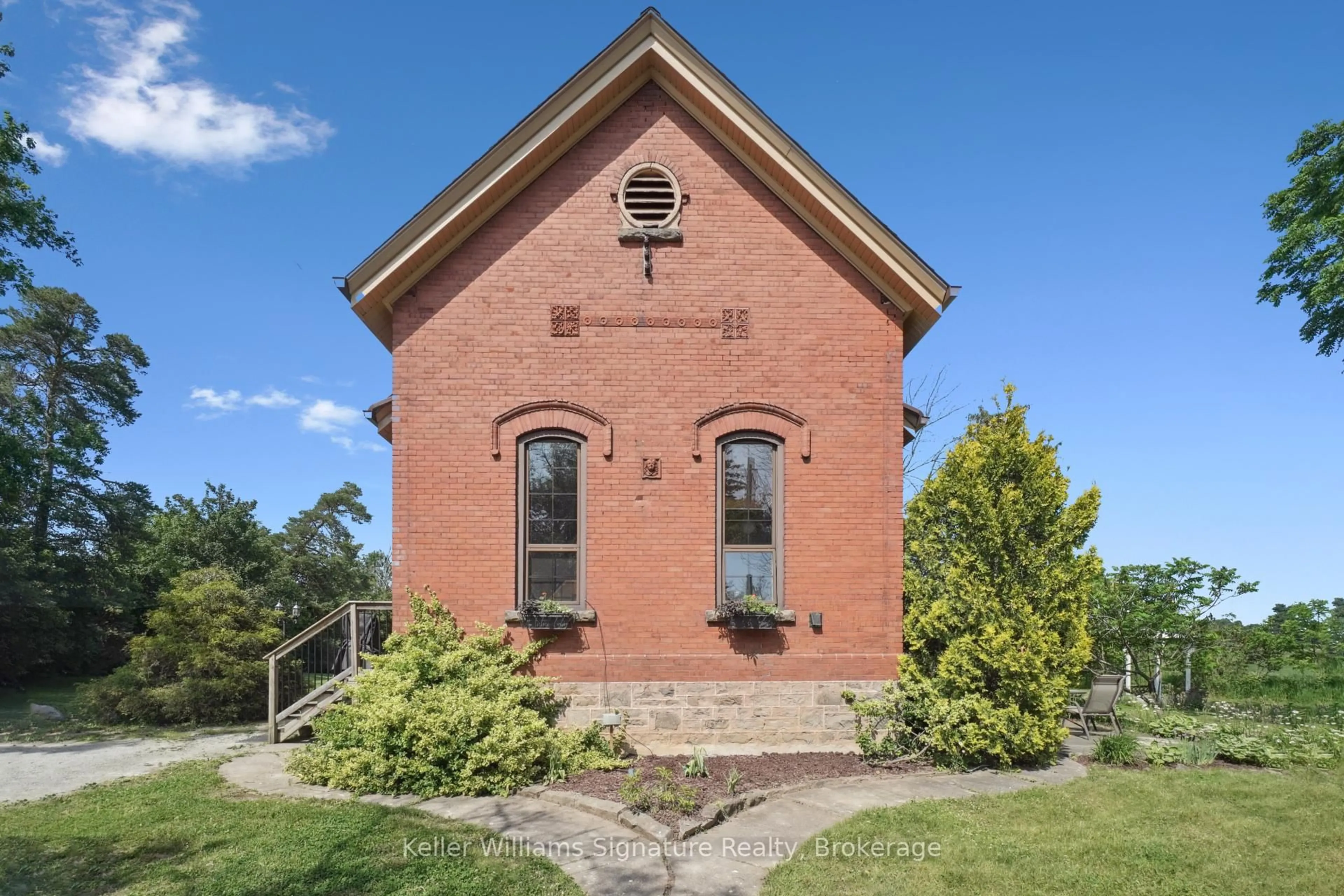 Home with brick exterior material, building for 10421 Fourth Line, Halton Hills Ontario L9T 2X9