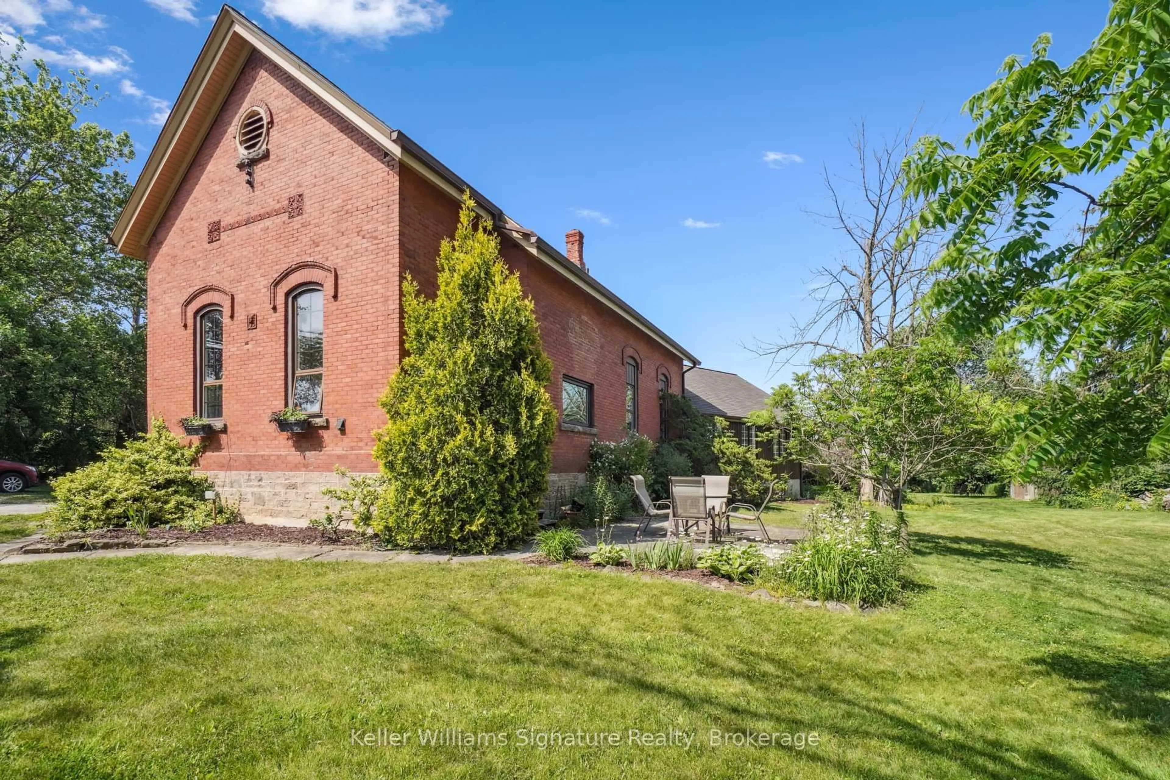 Home with brick exterior material, building for 10421 Fourth Line, Halton Hills Ontario L9T 2X9
