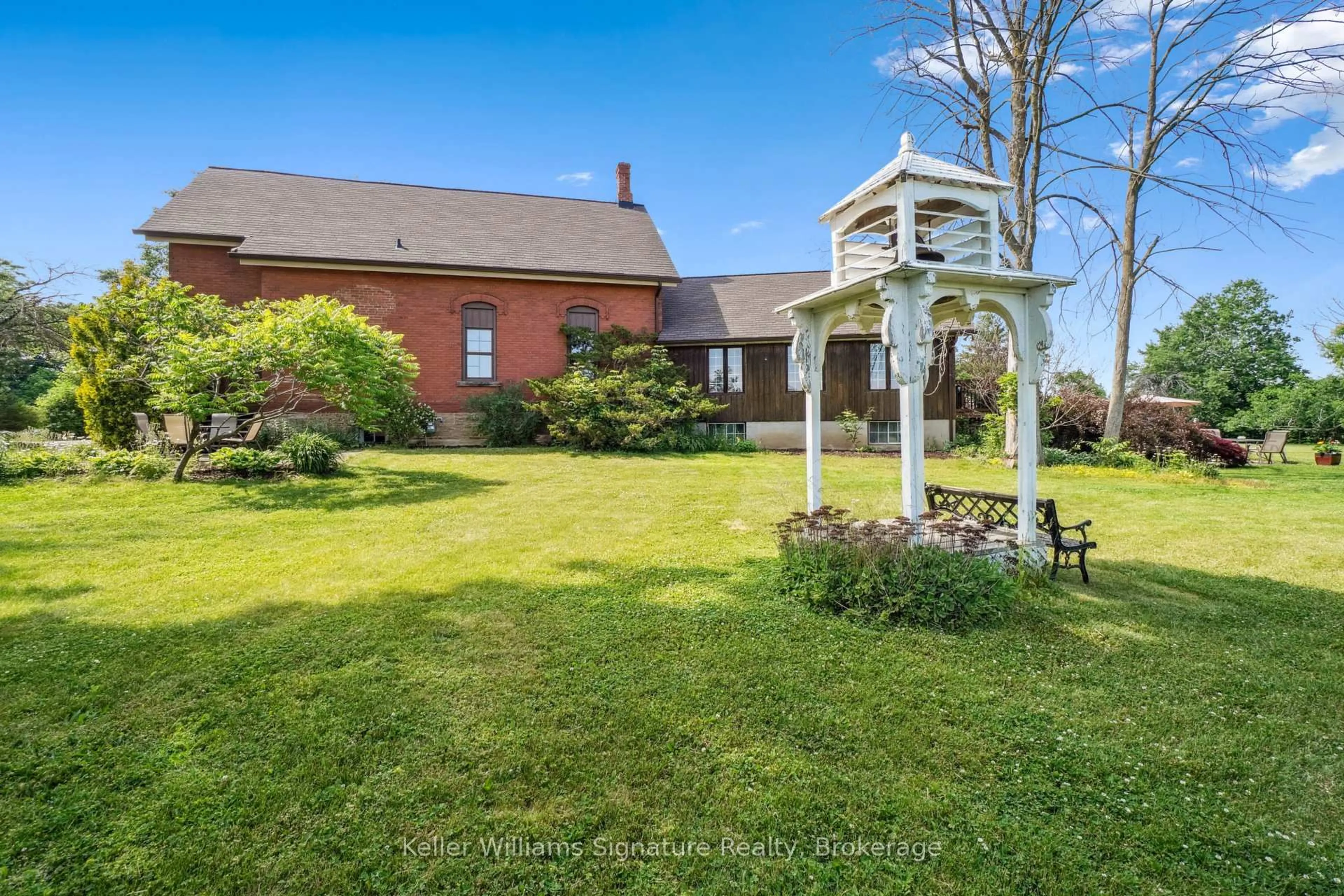 A pic from outside/outdoor area/front of a property/back of a property/a pic from drone, unknown for 10421 Fourth Line, Halton Hills Ontario L9T 2X9