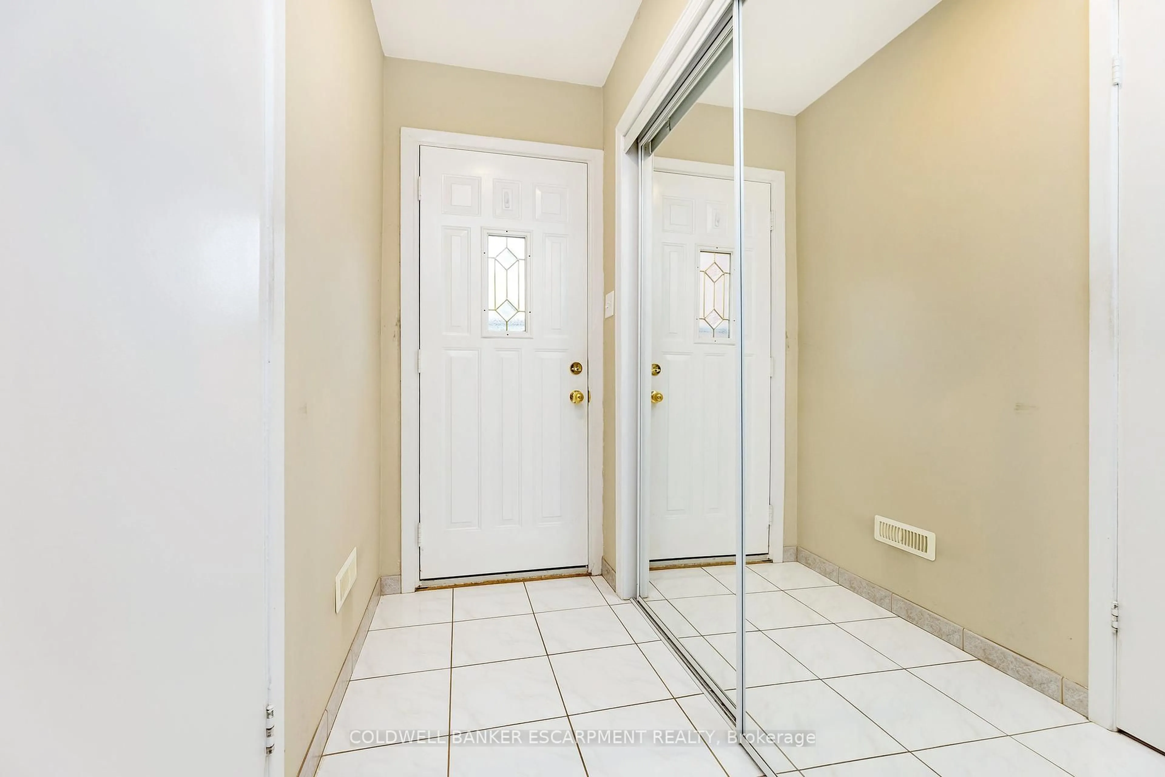 Indoor entryway for 37 Grassmere Cres, Brampton Ontario L6S 1C9