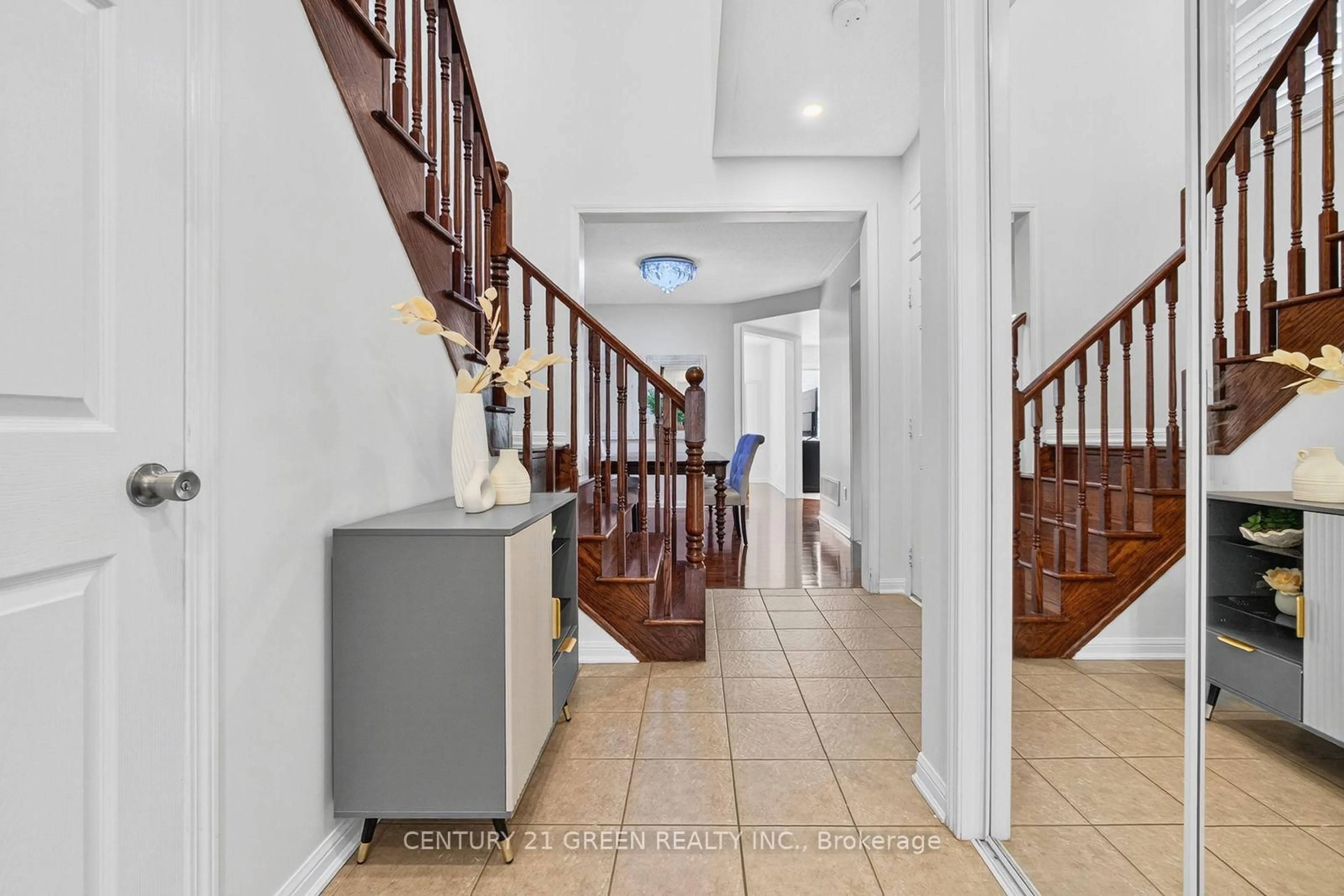 Indoor foyer for 936 Rigo Crossing, Milton Ontario L9T 8C6