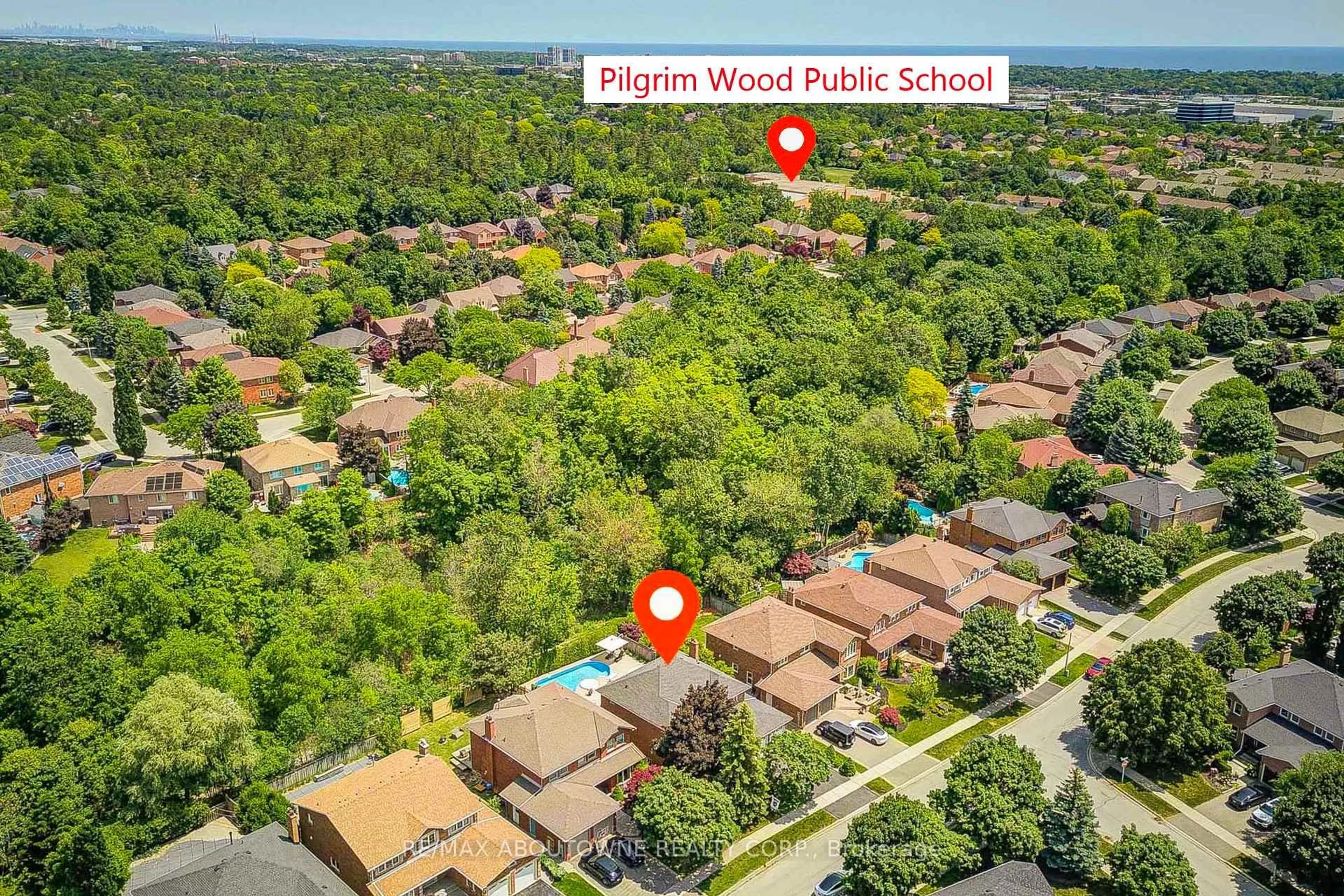 A pic from outside/outdoor area/front of a property/back of a property/a pic from drone, street for 1337 Peartree Circ, Oakville Ontario L6M 2J2
