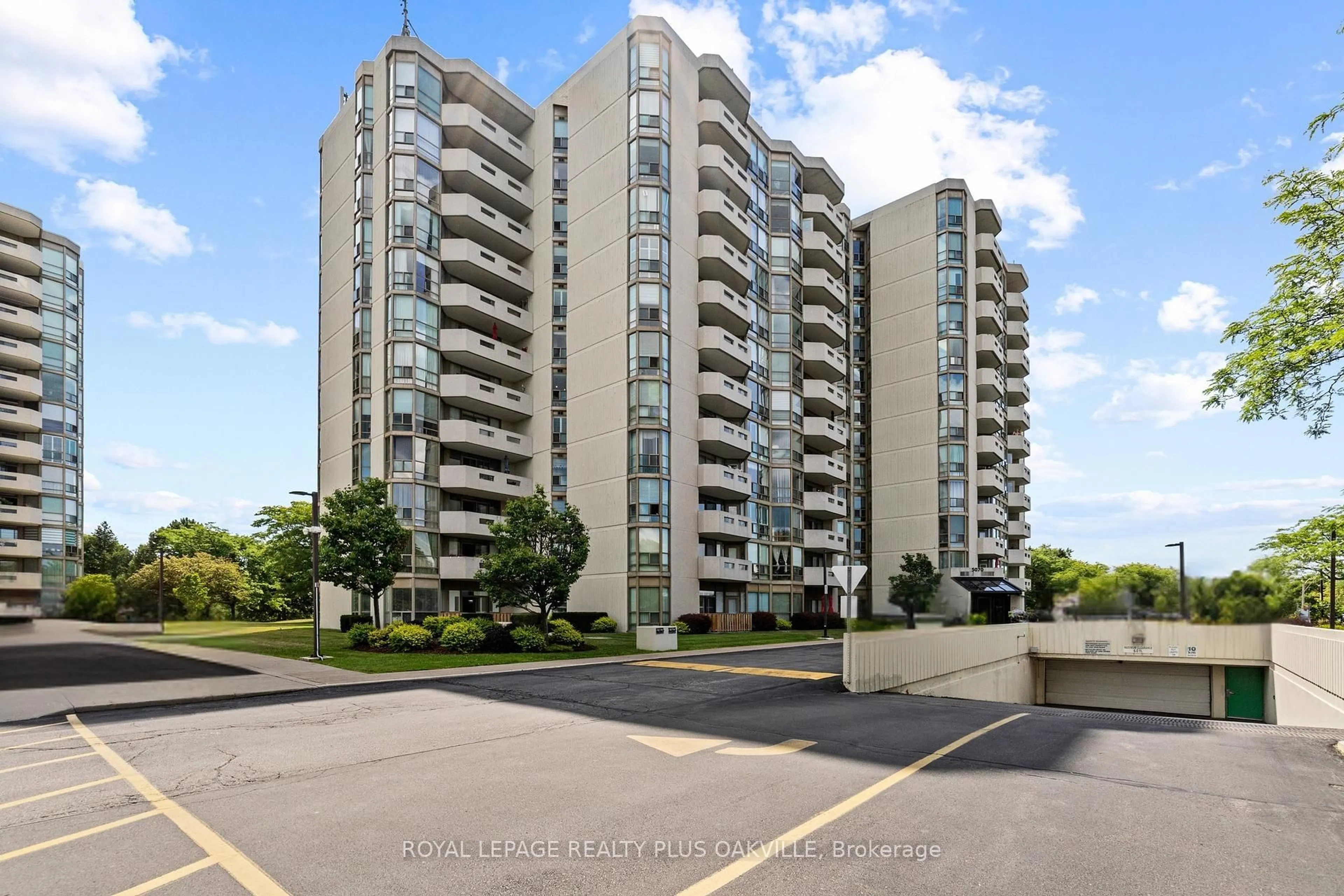 A pic from outside/outdoor area/front of a property/back of a property/a pic from drone, unknown for 5070 Pinedale Ave #804, Burlington Ontario L7L 5V6