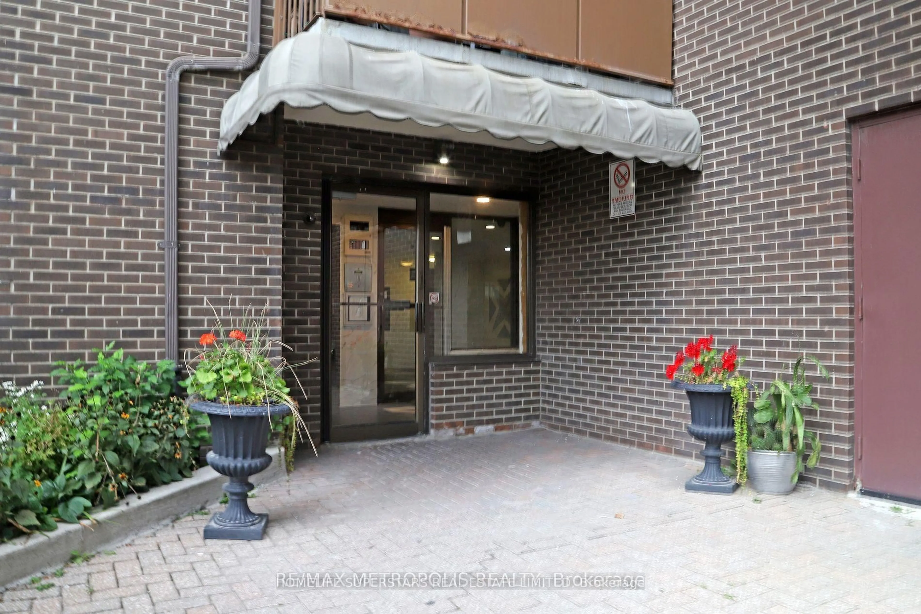 Indoor foyer for 1445 Wilson Ave #202, Toronto Ontario M3M 1J5
