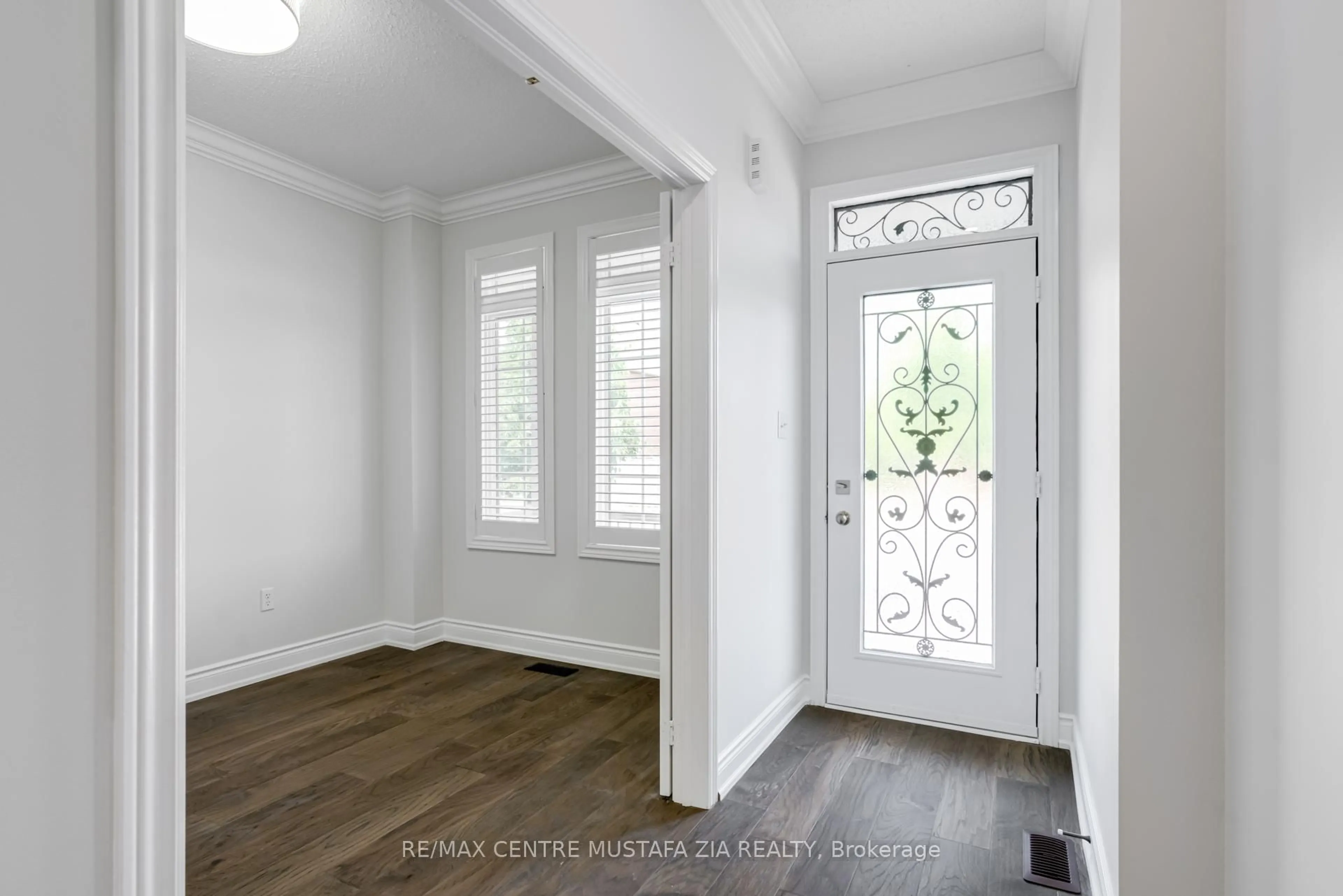 Indoor entryway for 562 Nairn Circ, Milton Ontario L9T 8A8