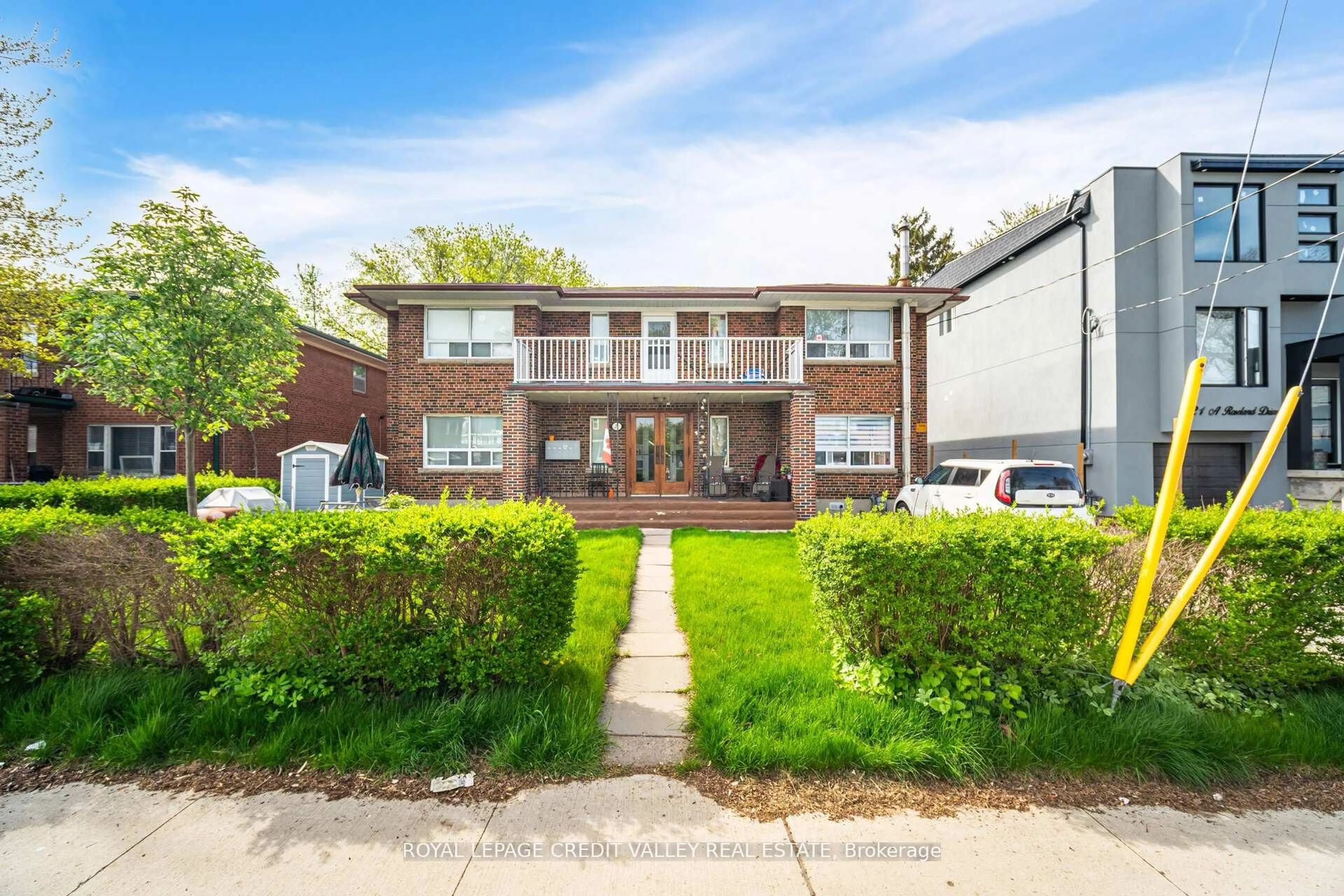 A pic from outside/outdoor area/front of a property/back of a property/a pic from drone, street for 19 Roseland Dr, Toronto Ontario M8W 1Y3