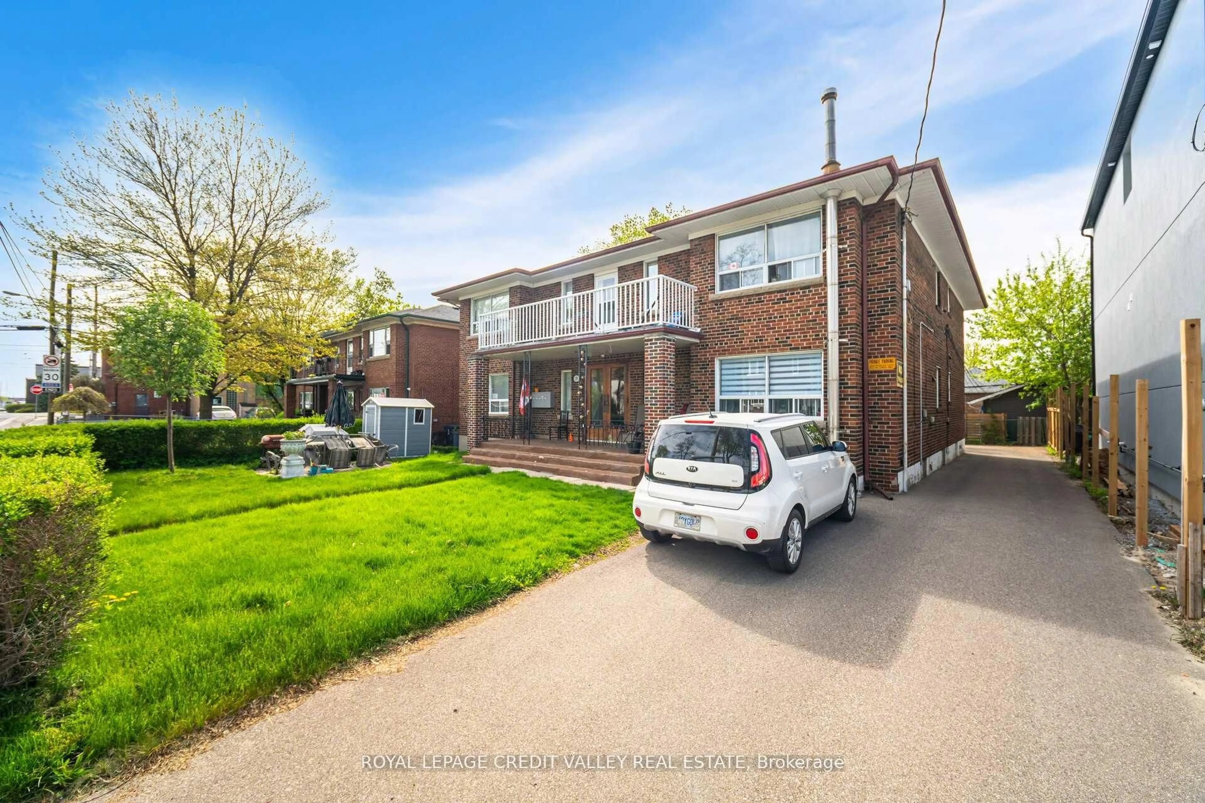 A pic from outside/outdoor area/front of a property/back of a property/a pic from drone, street for 19 Roseland Dr, Toronto Ontario M8W 1Y3
