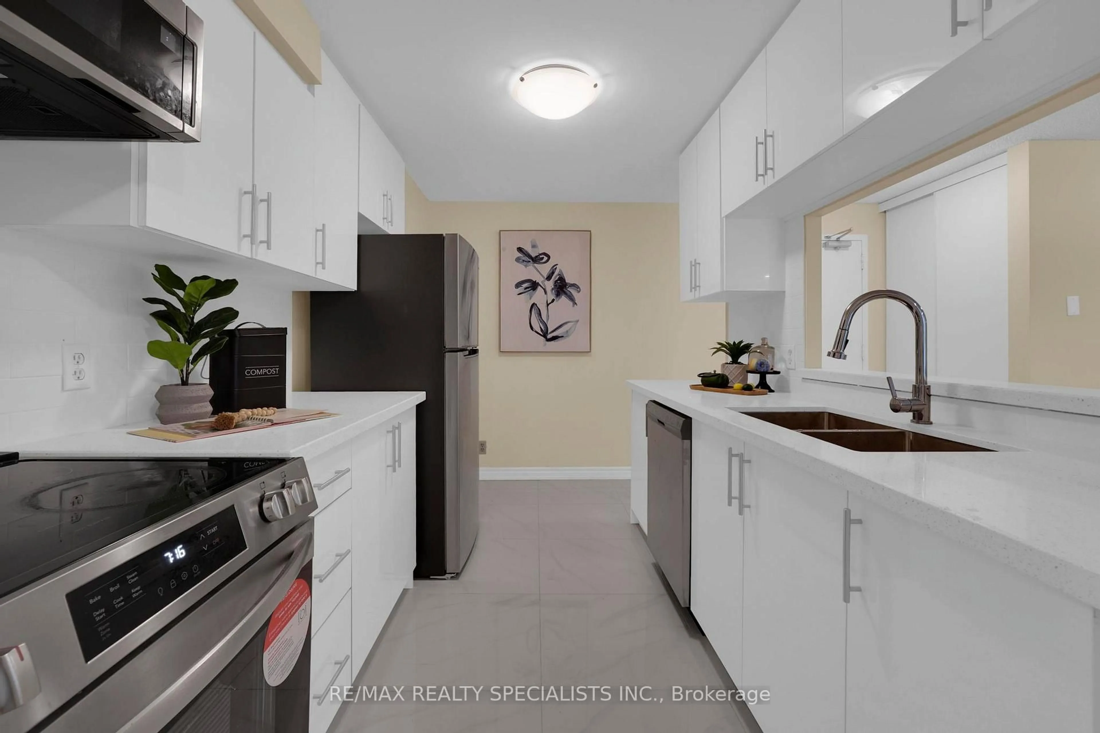Standard kitchen, ceramic/tile floor for 35 Trailwood Dr #113, Mississauga Ontario L4Z 3L6